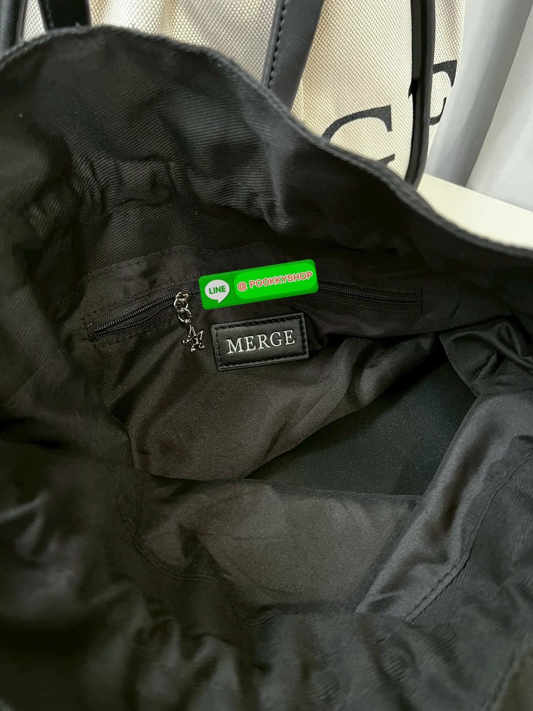 MERGE A DAY MEDIUM BAG 🔖พร้อมส่ง! กระเป๋าหิ้วหรือคล้องไหล่ ทรงสวย วัสดุผ้าทอเทคนิค Flyknit อย่างดี แต่มีน้ำหนักเบา หูหิ้วแบบหนังมีความแข็งแรงในการใช้งานค่ะ ภายในโล่งกว้าง ใส่สัมภาระได้เยอะค่ะ