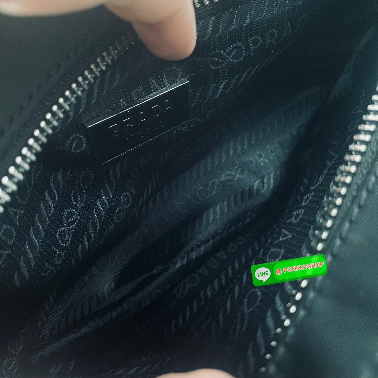 Prada Re-Nylon Messenger Bag กระเป๋าสะพายทรงแมสเซ็นเจอร์ รุ่น Unisex ใช้ได้ทั้งชายหญิง รุ่นยอดนิยมดีไซส์เรียบง่าย โทนสีดำคลาสสิกเข้าได้กับทุกลุค ขนาดกำลังดี สายสะพายยาวปรับระดับได้ สะพายไหล่หรือครอสบอดี้ก็ดูดี ดูเท่ห์ไปหมดจริงๆ ค่ะ