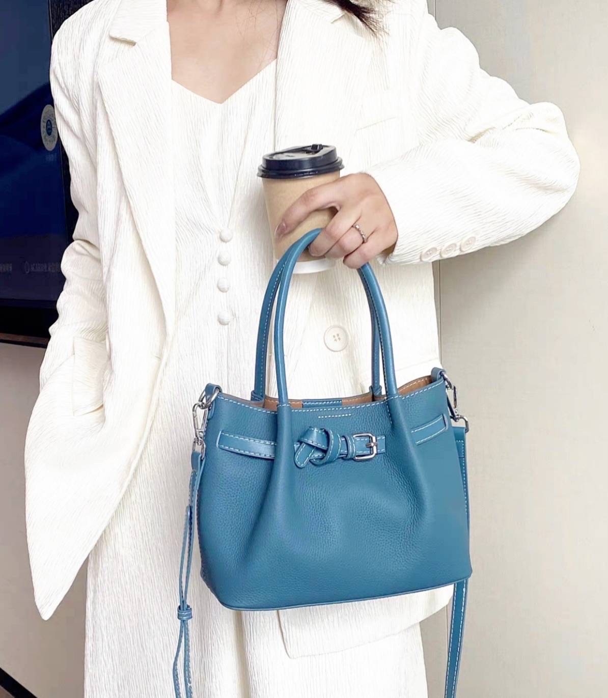 กระเป๋าหนังแท้ทรงtote งานหนังแท้💯 Genuine leather หนังลาย togo รักษาง่าย ใช้งานได้ยาวนาน ขนาดกำลังดี น้ำหนักเบา มีสายสะพายยาว หนังแท้มีความคงทนและสามารถใช้งานได้ยาวนาน เมื่อได้รับการดูแลที่ดี หนังจะมีความนุ่มและยืดหยุ่น แต่ยังคงแข็งแรง นอกจากนี้ ห