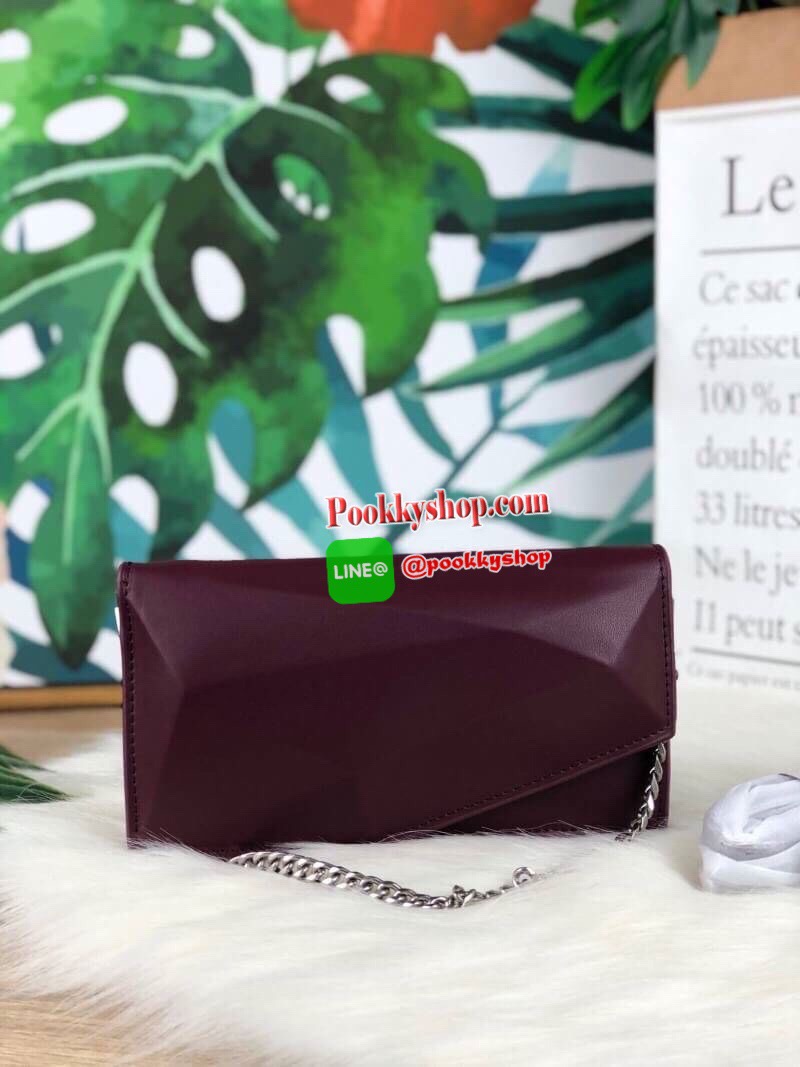 New! Arriva!! CHARLES & KEITH GEOMETRIC CHAIN LINK BELT BAGรุ่นใหม่ชนช็อป! กระเป๋าคลัทช์ใบยาว เล่นดีเทลที่ด้านหน้า เปิดปิดด้วยกระดุมแม่เหล็ก ด้านในมีช่องใส่บัตร 8 ใบ ช่องซิป 1 ช่อง สามารถใส่ iPhone plus ได้สบายค่า รุ่นนี้คล้องสายหนังสะพายแบบครอสบอดี้ได้ /