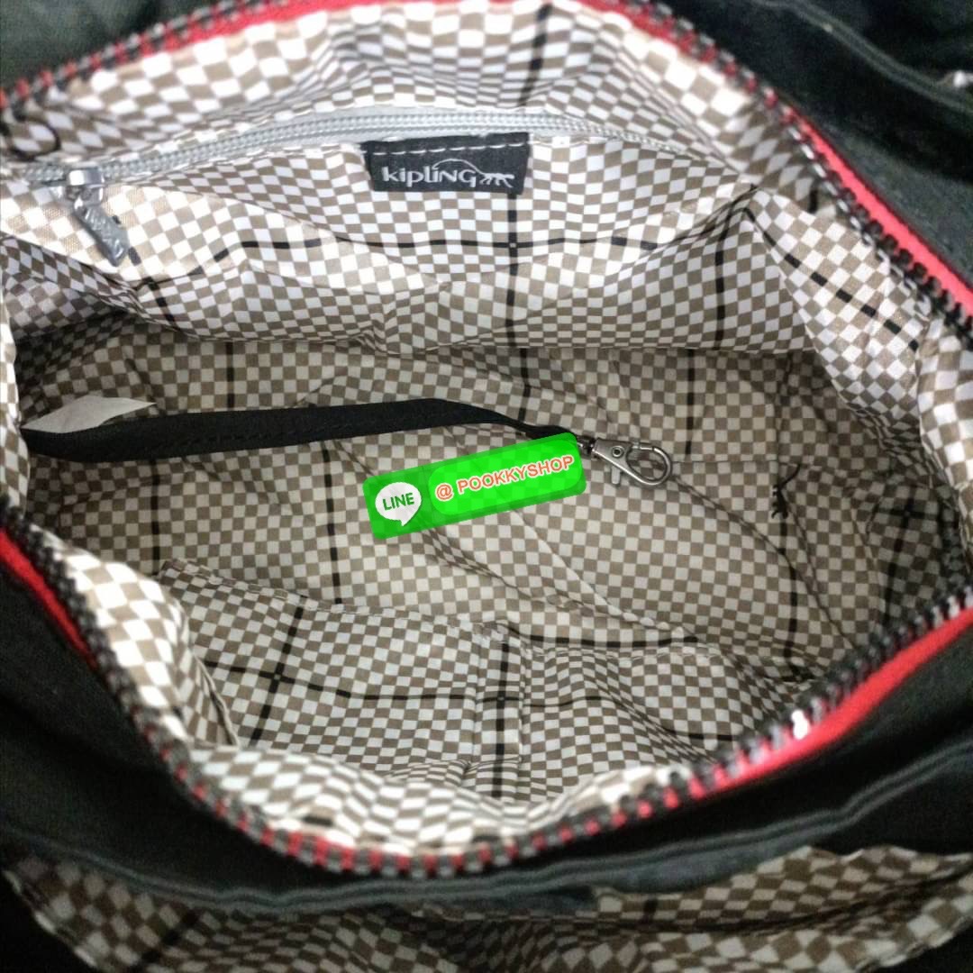 KIPLING ELISE HANDBAG กระเป๋าถือและสะพายไหล่ ขนาดกำลังพอดี จุของได้มาก มีหูจับสองสาย ถือสะดวก น้ำหนักเบา มีช่องซิป ด้านหน้า ช่อง กระเป๋าหลักเปิด-ปิดด้วยซิป มี3 ช่องว่างใส่ของได้จุมากๆ ใส่มือถือได้ กระเป๋าสตางค์ใบยาว และ เครื่องสำอางค์ได้หลายชิ้นเลยค่ะ เก็