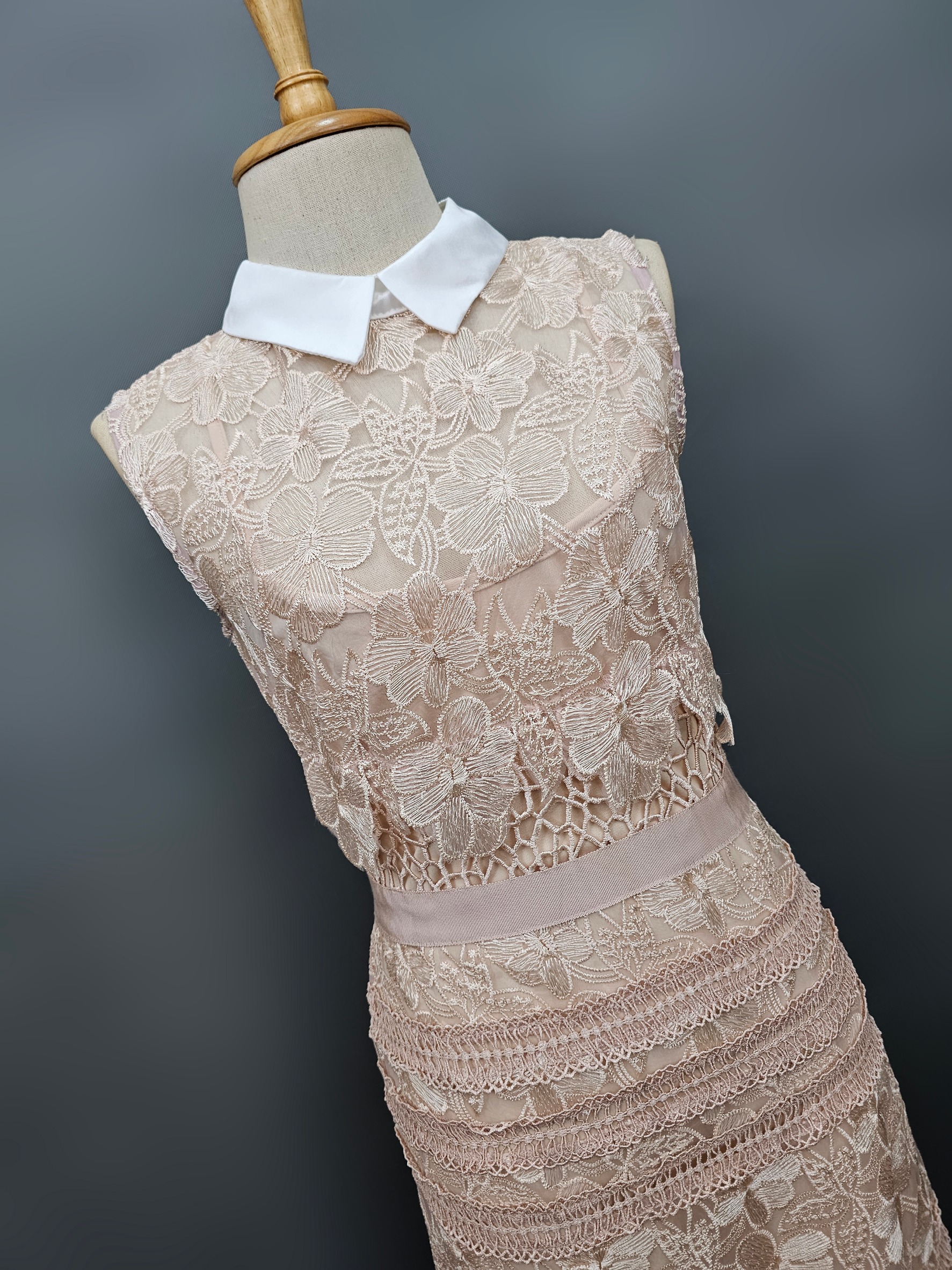 เดรสเสื้อแขนกุดแต่งคอปก กระโปรงทรงสอบ ทำจากผ้าลูกไม้โครเชต์