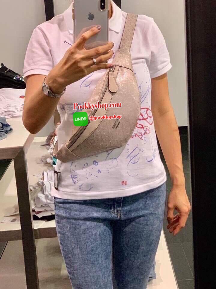 GUESS DIEM LOGO BELT BAG กระเป๋าคาดอกรุ่นยอดนิยม จาก GUESS FACTORY วัสดุ Saffiano PVC คุณภาพดี นิ่ม น้ำหนักเบา ด้านหน้าประดับด้วยโลโก้แบรนด์สุดหรู เปิดปิดกระเป๋าด้วยซิปสะดวกใช้ ด้านในโล่งกว้างมีช่องซิปสำหรับใส่ของ สามารถใส่iphoneได้ทุกรุ่น ซับในลายแบรนด์