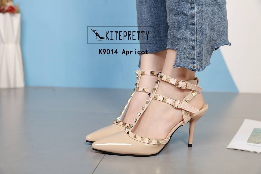 มาใหม่จ้าา รองเท้าสไตล์ VALENTINO ใครชอบสไตล์นี้ห้ามพลาดเลยจ้าา งานสวยมากก วัสดุเป็นหนังแก้วแววจ้าา ดีไซน์ทรงหัวแหลม แต่งหมุดตามแบบฉบับวาเลน มีสายรัดข้อเท้า เพิ่มความกระชับได้ดีมาก งานสวยเนียบจ้า ส้นเข็มสูง 3.5 นิ้ว มี 2 สีจ้า