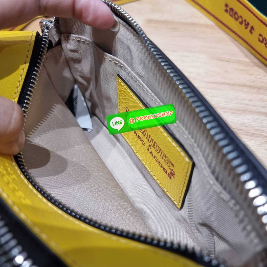 PEANUTS × MARC JACOBS THE SNAPSHOT CROSSBODY BAG คอลเลคชั่นแสนคิวท์ ที่ยกขบวนเหล่าซุปตาร์การ์ตูนมาให้แบบจัดเต็ม กับไอเท็มยอดฮิตที่โดดเด่นเป็นเอกลักษณ์ กระเป๋าสะพายข้างสุดปัง ดีไซน์ลายพรินท์แก๊งค์การ์ตูนสุดฮอต เรียกได้ว่าไม่ซ้ำใคร!! วัสดุหนังวัว สวยอยู่ทรง