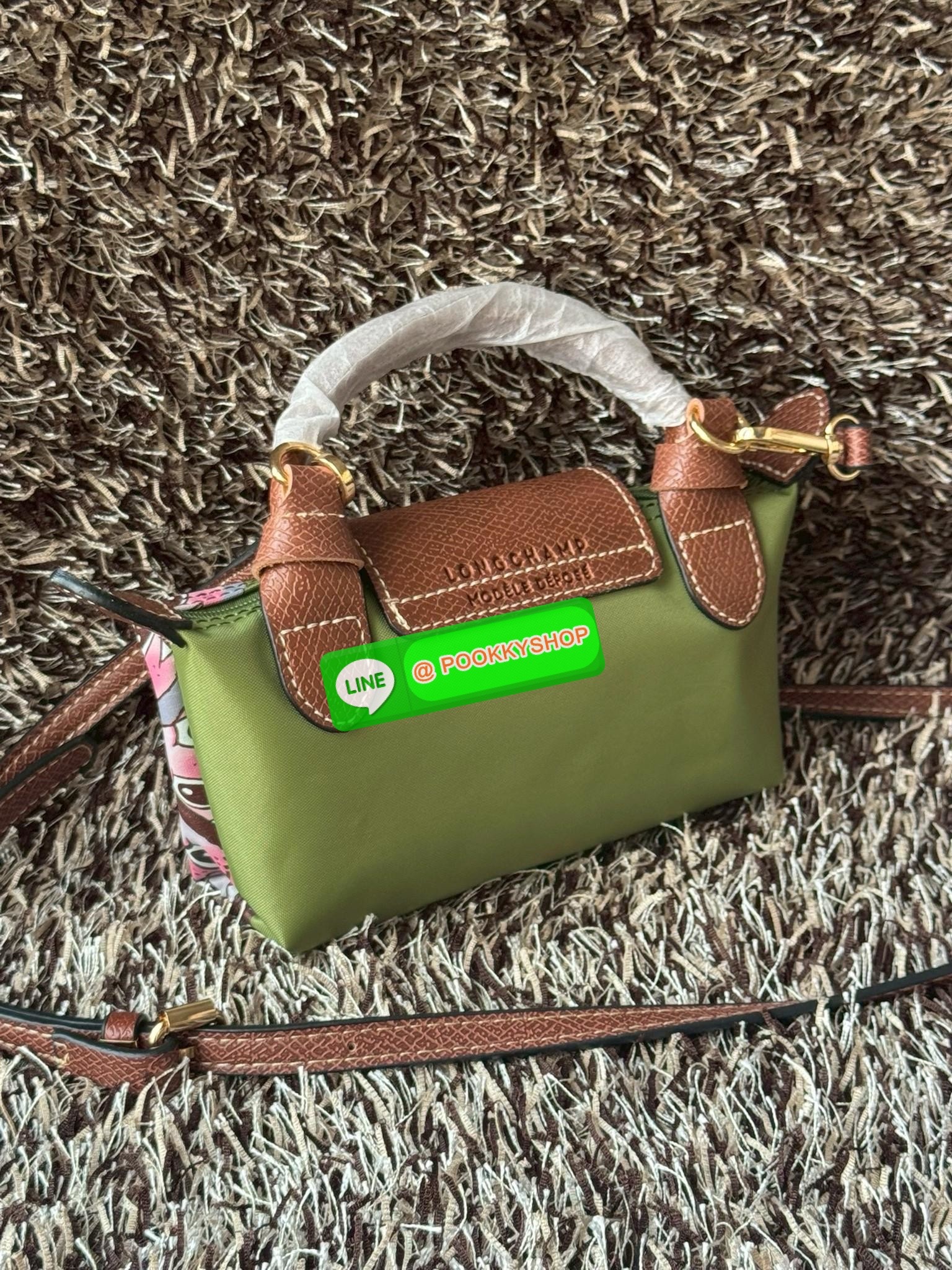 LONGCHAMP LE PLIAGE ORIGINAL X Labubu Pouch with handle เป็นการร่วมงานกัระหว่างแบรนด์ และยังกระเป๋าถือขนาดมินิทรงpouch ที่ด้านหน้ามีลวดลายน้องลาบูบู้ในแบบต่างๆ เปิดปิดระบบสองชั้น ได้ว่าของด้านในมีความปลอดภัย เหมาะอย่างยิ่งสำหรับสาวๆที่ชอบกระเป๋าขนาดมินิไซ