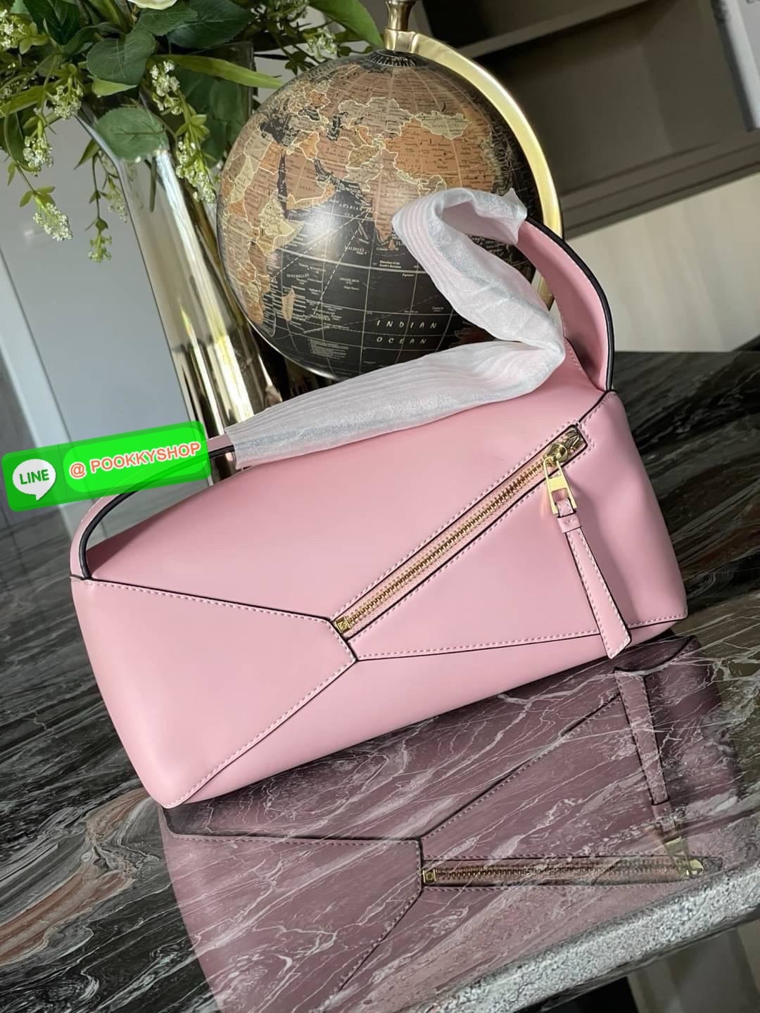 💕Loewe Puzzle Hobo bag กระเป๋ารุ่น Puzzle มีความพิเศษในหลายด้าน ไม่ว่าจะเป็นรูปทรงที่แปลกใหม่ มินิมอลด้วยโลโก้อนาแกรมแบบประทับ ดูหรู เป็นกระเป๋า Unisex ที่ไม่ว่าคุณจะเป็นผู้หญิงหรือผู้ชายก็ใช้งานได้ ลายกระเป๋าได้มาจากการนำหนังมาเย็บต่อกันทั้งหมด ถ