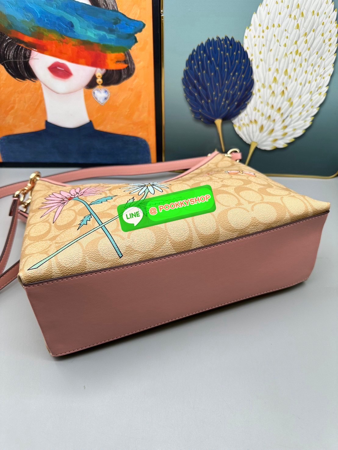 Coach Laurel Shoulder Bag รุ่น CU898✨ กระเป๋าดีไซน์หวานที่ผสานความหรูหราและความทันสมัยอย่างลงตัว เหมาะสำหรับทุกโอกาส ไม่ว่าจะเป็นการทำงานหรือการเดินทาง เพิ่มเสน่ห์ให้กับลุคของคุณด้วยกระเป๋าใบนี้