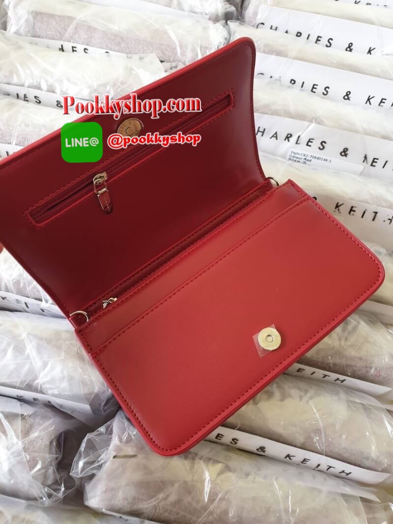 Charles&Keith Chain Rimmed Clutch กระเป๋าสะพายรุ่นใหม่!!ทรงcrossbodyหรือถอดสายถือเป็นทรงคลัชท์ได้ มีดีเทลโซ่ร้อยหนังรอบใบ เปิดปิดด้วยกระดุมแม่เหล็กใช้งานง่าย ภายในมีช่องซิป ช่องเสียบบัตรและช่องใหญ่ใส่ตระกูลพลัสได้ แยกเป็นสัดส่วน มาพร้อมสายสะพายแบบโซ่ต่อหน