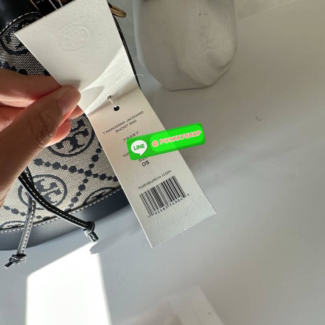 TORY BURCH T MONOGRAM JACQUARD BUCKET BAG กระเป๋าสะพาย ทรงบัคเกต รุ่นฮอต สไตล์ไหนเข้าได้ ทุกลุค วัสดุ jacquard ตัดขอบหนังแท้ ภายในเป็นช่องโล่งกว้าง ใส่ของได้เยอะหยิบจับสะดวก มาพร้อมสายสะพายข้างหนังแท้ ถอดและปรับระดับได้สะพายชิวได้ทุกโอกาส
