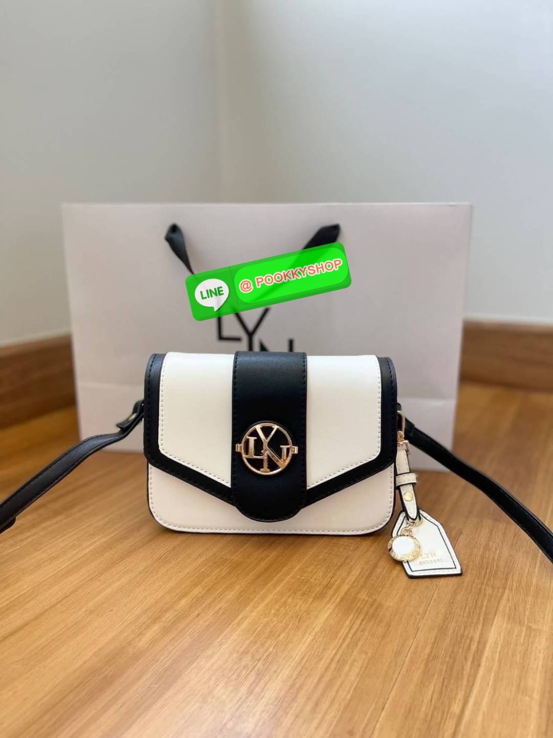 LYN กระเป๋าทรงน่ารักปุ๊กปิ๊ก สายสะพายหนัง เปิดปิดด้วยกระดุมแม่เหล็ก ฐานกว้างใส่ของได้เยอะ