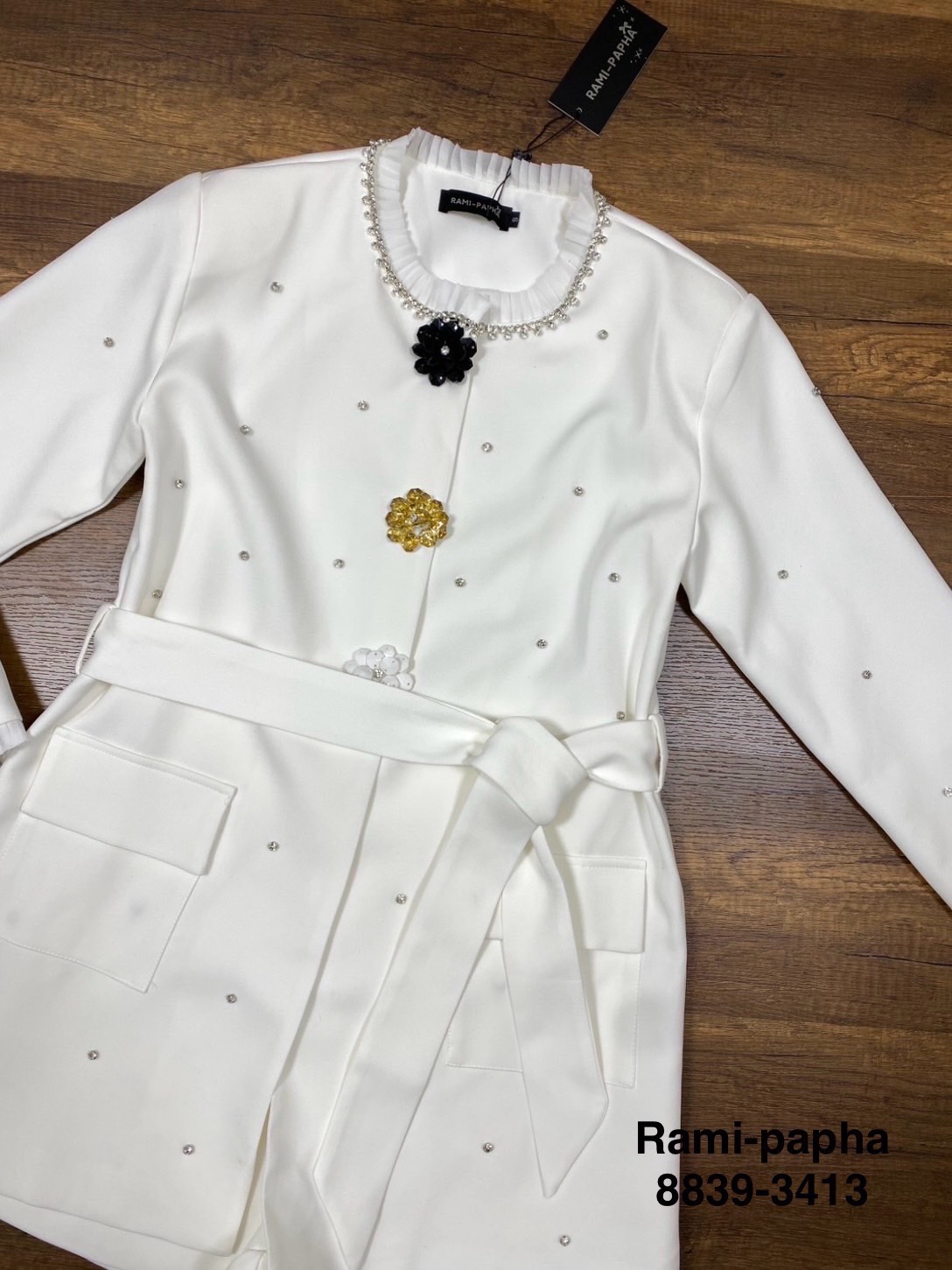 ชุดเซทแฟชั่น ชุดเซต เนื้อผ้างานสูทอย่างดี สวมใส่สบาย เสื้อแขนยาวดีเทลแต่งระบายรอบคอและปลายแขน