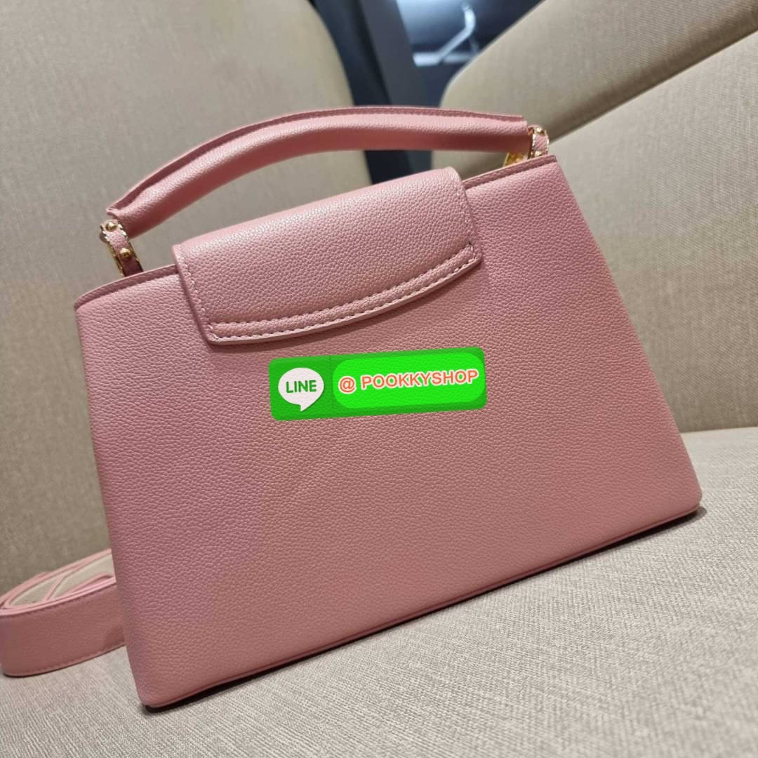 NEW IN!! LV capucines top handle วีไอพีพรีเมี่ยมกิ๊ฟจากเคาน์เตอร์ ที่สุดของความสวยในราคาเบาๆ กระเป๋าถือสุดหรู ดีไซน์ทรงคลาสสิค พร้อมลวดลายหรูหรา มาพร้อมหูจับในตัว ด้วยรูปทรงวินเทจและวัสดุหนังลูกวัว สัมผัสดี ขับผิว ทำให้ไอเท็มนี้สะกดทุกสายตาจริงๆ และยังมีล