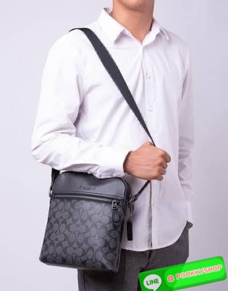 COACH Houston Flight Bag In Signature ((73336)) พร้อมส่งอีกครั้งค่ะ รุ่นที่คุณผู้ชายต้องมีติดตัว! กระเป๋าสะพายครอสบอดี้ร์ หนังแท้ หนังนิ่มดีค่ะ ด้านหน้าเป็นช่องซิปยาวให้หนึ่งช่อง เปิดปิดกระเป๋าแบบซิปภายในโล่ ใส่ของได้เยอะพอประมานเลยนะคะ พร้อมช่องแยกย่อย ใ