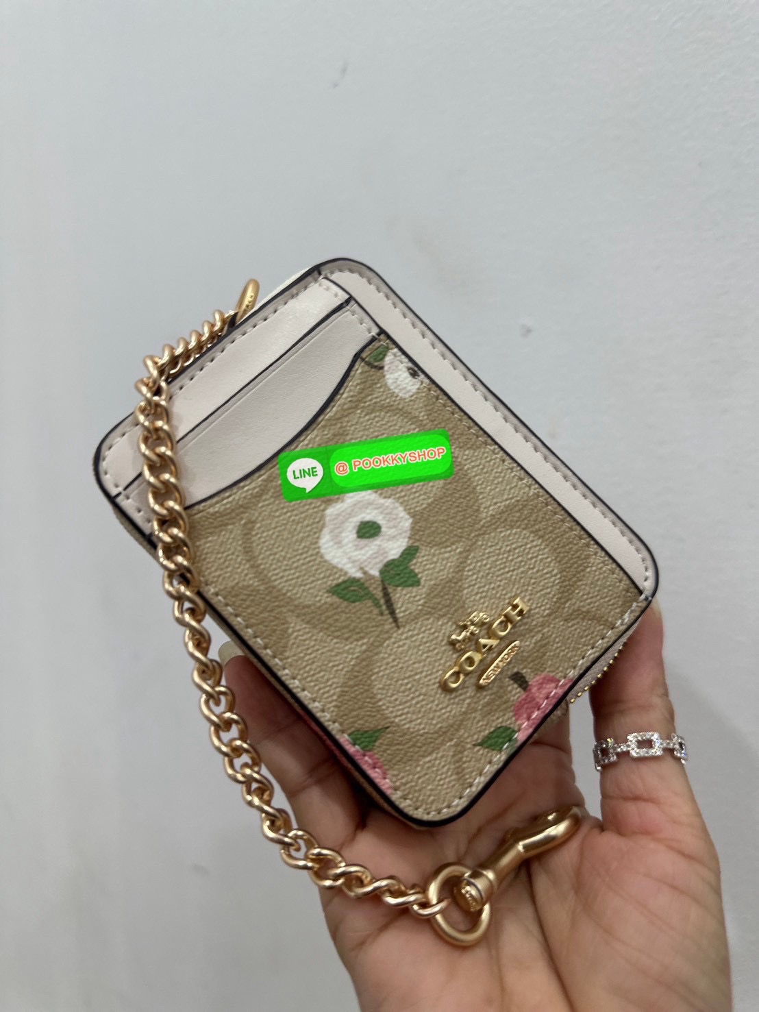 💗Coach C0058 Zip Card Case In Signature Canvas💗 กระเป๋าใบนี้นอกจากช่องใส่บัตรแล้ว ด้านหลังยังมีช่องสำหรับใส่ธนบัตรหรือเหรียญสามารถเปิดปิดได้ด้วยซิป เพิ่มลูกเล่นเป็นสายโซ่คล้องมือ หรือคล้องกับกระเป๋าก็ได้เช่นกัน ขนาดกะทัดรัด พกพาสะดวก การดู