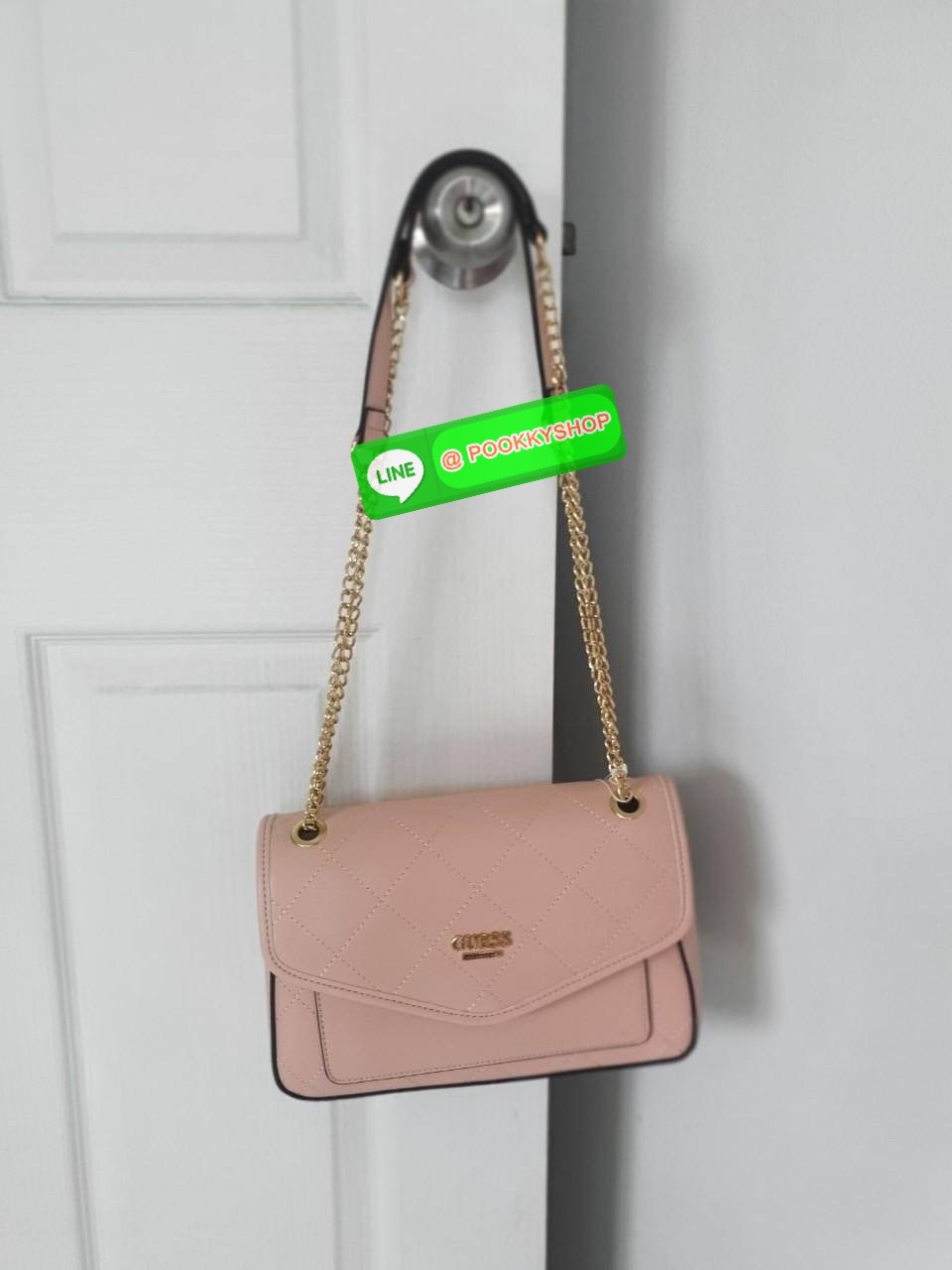 รุ่นใหม่ล่าสุด! พร้อมส่งครบสี GUESS ALENNA QUILTED FLAP CROSSBODY กระเป๋าสะพายไหล่&ครอสบอดี้ หนังสวยหรู อะไหล่ทอง เปิดปิดด้วยกระดุมแม่เหล็ก มีช่องเล็กด้านหน้าหนึ่งช่อง ด้านในใส่กระเป๋าสตางค์ยาว มือถือได้ทุกรุ่น พร้อมช่องซิปแยกให้ มาพร้อมสายสะพายไหล่ปรับได