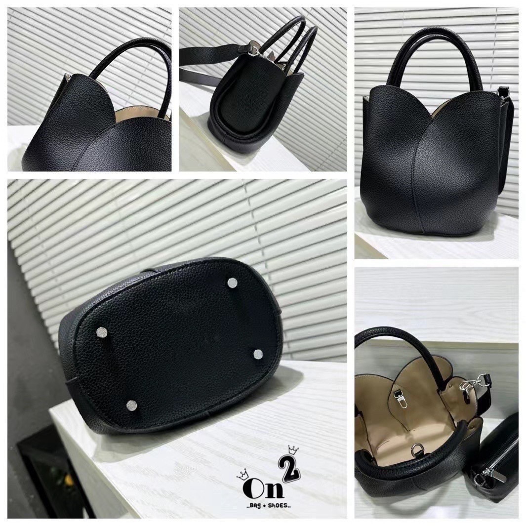 Classic Working PU Bag ▪️กระเป๋าถือ &สะพายข้าง ทรงดอกทิวลิป ทรงสวยมากวัสดุเป็นหนัง PU Premium มีกระเป๋าใบเล็กให้ 1ใบ และมีสายยาวให้ 2 เส้น