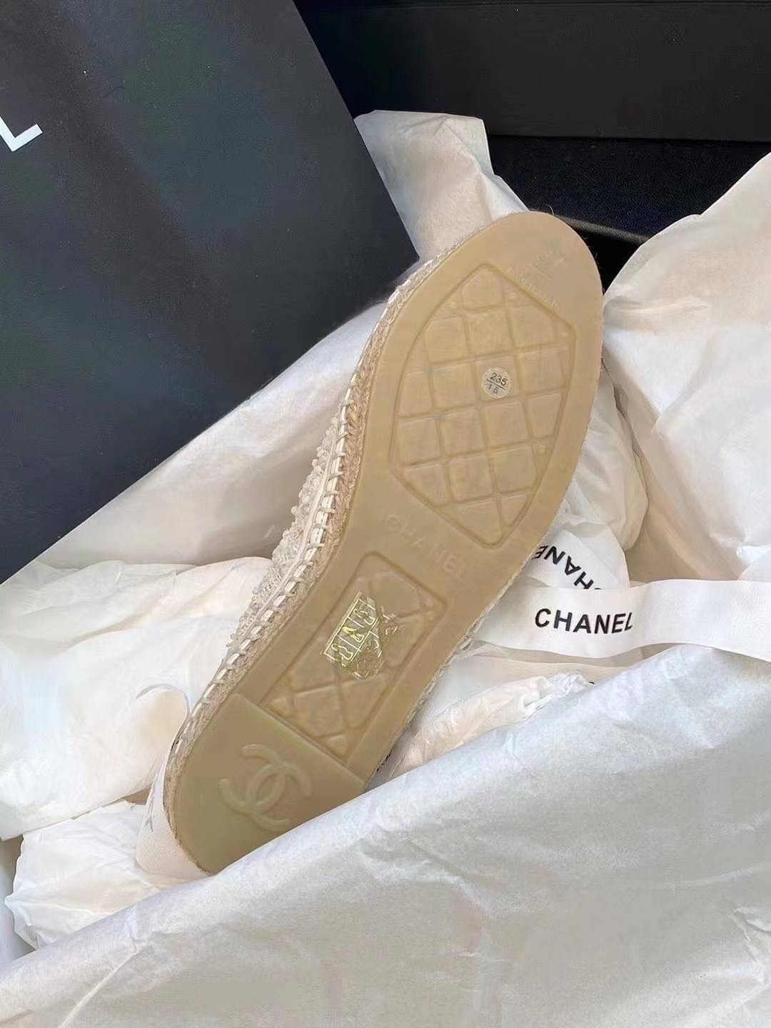 ** รองเท้าหุ้มส้น CHANEL flat งานพร้อมส่งไม่ต้องรอพรีคะ Brand : CHANEL งานสวยหรู เกรด Hi-end ค่ะรองเท้าหุ้มส้น ลุคคุณหนู hisoใส่สบายสุดๆ งานสวยหรู สวยหรูตามต้นฉบับแบรนด์ *** สินค้าตามรูปวางนะคะ