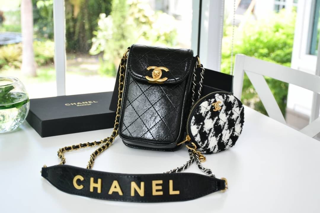 Chanel Shoulder Bag VIP Gift With Purchase (GWP) พรีเมี่ยมกิ๊ฟรุ่น Limited วัสดุหนัง pu เปิดปิดด้วยฝาปิดตัวล๊อคอะไหล่ทองและซิป หัวซิปแบรนด์ สามารถใส่ มือถือ iphone+ ของใช้จุกจิกได้เยอะ และมีกระเป๋าใส่เหรียญถอดได้ สายโซ่ร้อยหนังอะไหล่ทอง+เงิน Crossbody มาพ