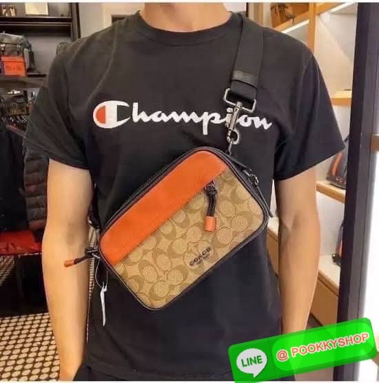 🎯COACH F91498 GRAHAM CROSSBODY IN SIGNATURE CANVAS ✨ Coach F91498 รุ่น Graham Crossbody กระเป๋าทรงเหลี่ยมขนาดกลาง แนวสปอร์ตหรู มีสายสะพายปรับระดับได้ เหมาะกับทุกลุค ไม่ว่าจะวันทำงาน หรือวันชิลล์ เรียบ เท่ ใช้ได้ทุกวันแบบมีดีไซน์