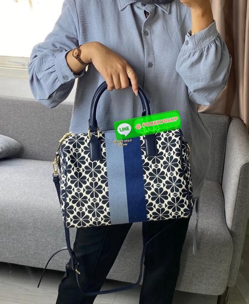 KATE SPADE NEW YORK SPADE FLOWER JACQUARD MANHATTAN DOCTORS BAG กระเป๋าถือหรือสะพายใบใหญ่ทรงหมอน โดดเด่นด้วยลวดลายเอกลักษณ์ทั้งใบ ด้านหน้าตกแต่งด้วยชื่อแบรนด์ เปิด-ปิดกระเป๋าด้วยซิปคู่ ด้านในโล่งกว้าง จุของได้เยอะมากค่ะ มีช่องซิปเล็กและช่องใส่ของจุกจิกค่ะ