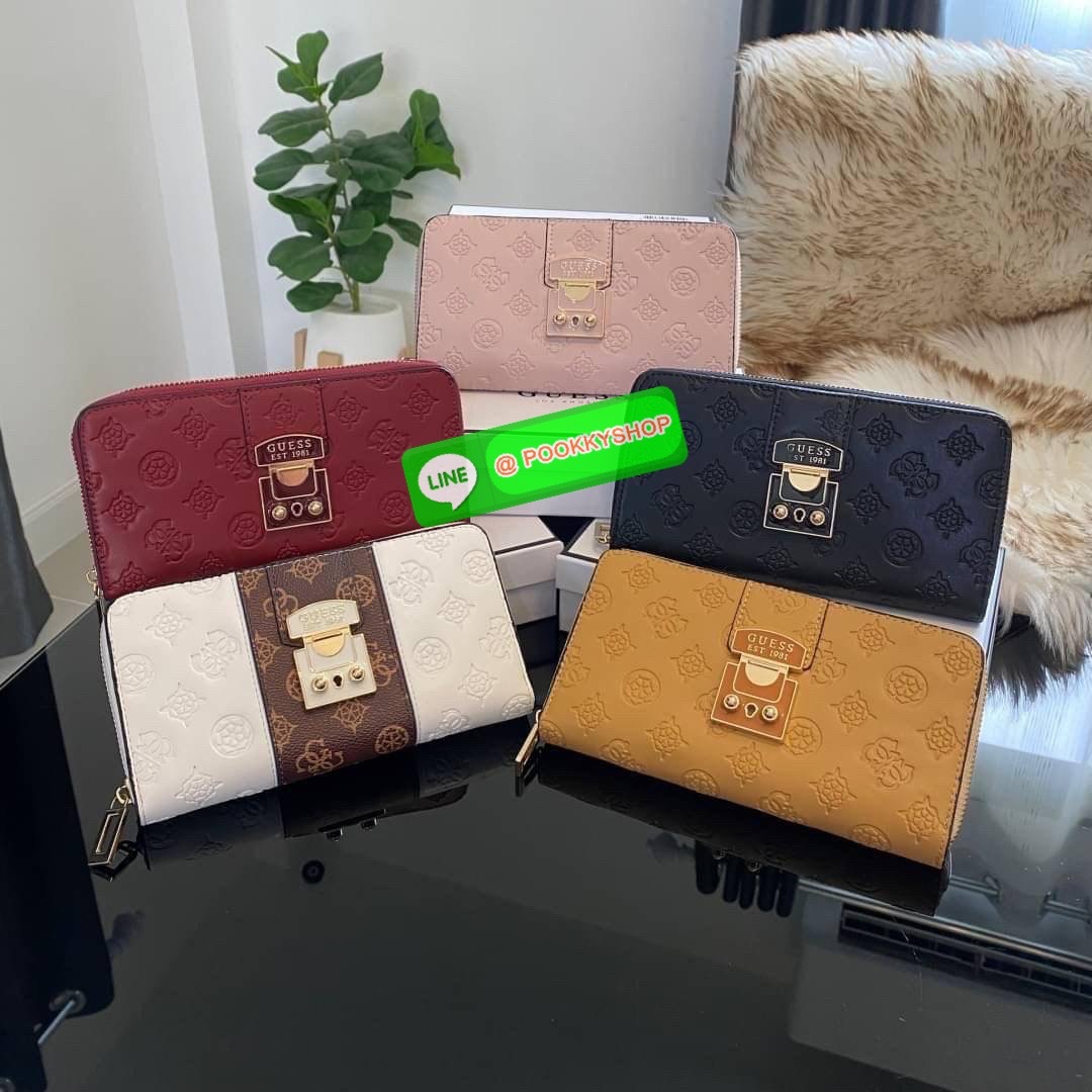 Guess Long Wallet กระเป๋าเงินใบยาวซิปรอบ ด้านหน้ามีโลโก้แบรนด์สีเข้ากระเป๋าสวยสะดุดตา รุ่นนี้มีสายคล้องมือมาให้ เพื่อใช้งานง่ายและสะดวกมากยิ่งขึ้น ด้านในมีช่องใส่ธนบัตร ช่องใส่บัตร และช่องซิปใส่เหรียญค่ะ