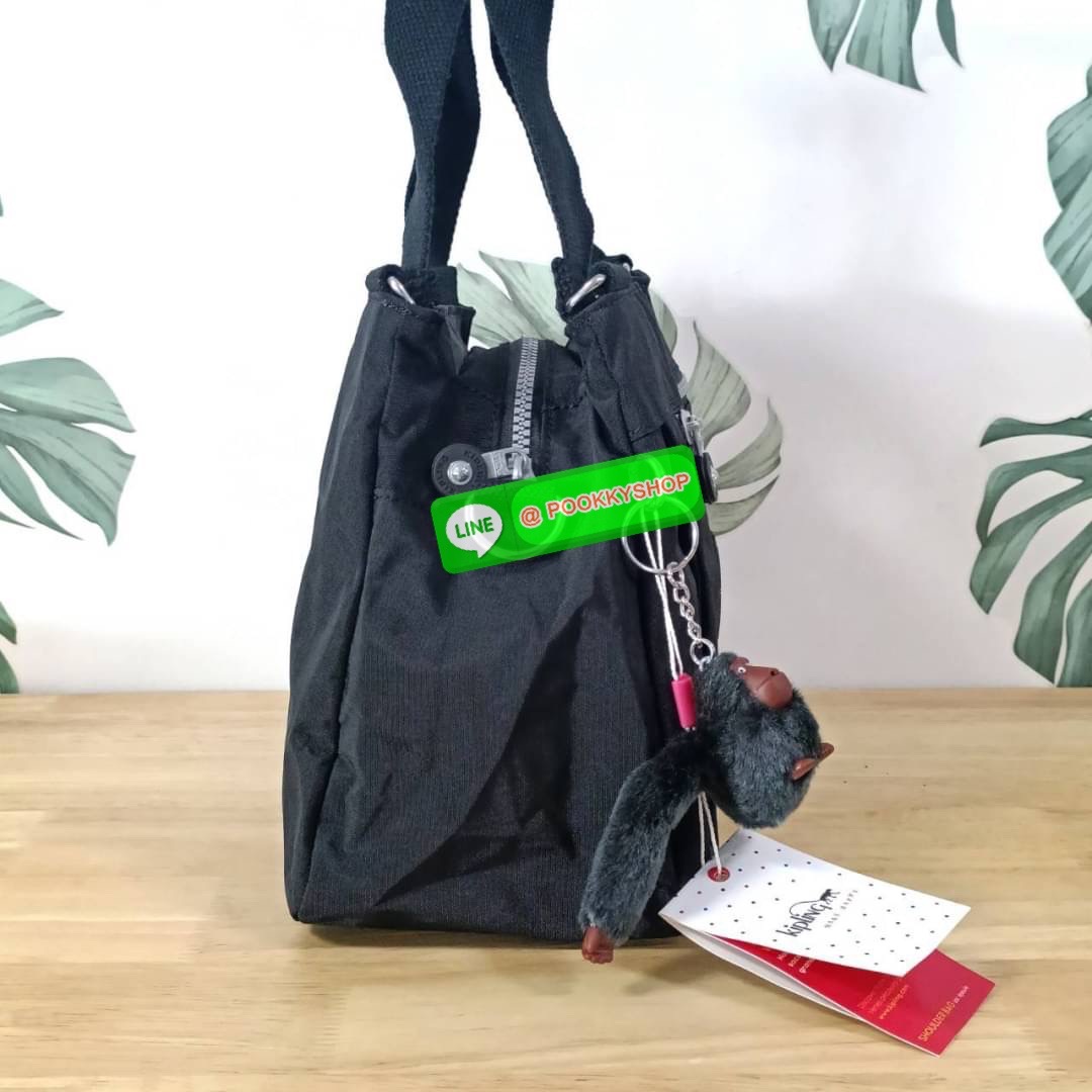 KIPLING ELISE HANDBAG กระเป๋าถือและสะพายไหล่ วัสดุ Nylon +Polyester ขนาดกำลังพอดี จุของได้มาก มีหูจับสองสาย ถือสะดวก น้ำหนักเบา มีช่องซิป ด้านหน้า ช่อง กระเป๋าหลักเปิด-ปิดด้วยซิป มี3 ช่องว่างใส่ของได้จุมากๆ ใส่มือถือได้ กระเป๋าสตางค์ใบยาว และ เครื่องสำอาง