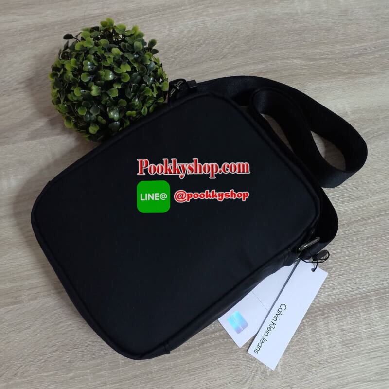 Calvin Klein Jeans กระเป๋าสะพายหนังเรียบด้าน หนังกันน้ำ สะพายได้สองแบบ crossbody และสามารถปรับเป็นสายคู่สะพายข้างได้ ขนาดกำลังดีไม่เล็กไม่ใหญ่จนเกินไป พกพาสะดวก ด้านหน้าประดับด้วยป้ายโลโก้แบรนด์ มีช่องซิป1ช่อง กระเป๋าเปิดปิดด้วยซิปบน หัวซิปโลโก้แบรนด์ ภาย