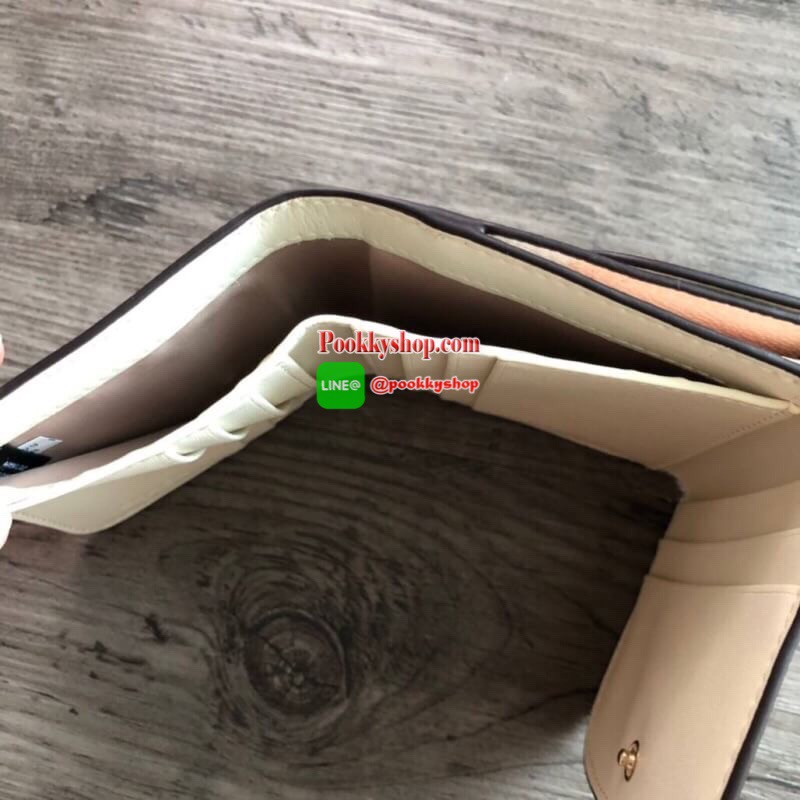 COACH Small Wallet in Floral Print Coated Canvas กระเป๋าสตางค์ใบสั้น สามารถใช่งานได้ทั้งด้านหน้าและด้านหลัง ด้านหน้าเปิด - ปิดด้วยกระดุม ภายในมีช่องใส่บัตรและธนบัตร ด้านหลังเปิด - ปิดด้วยกระดุม มีช่องสำหรับใส่เหรียญ