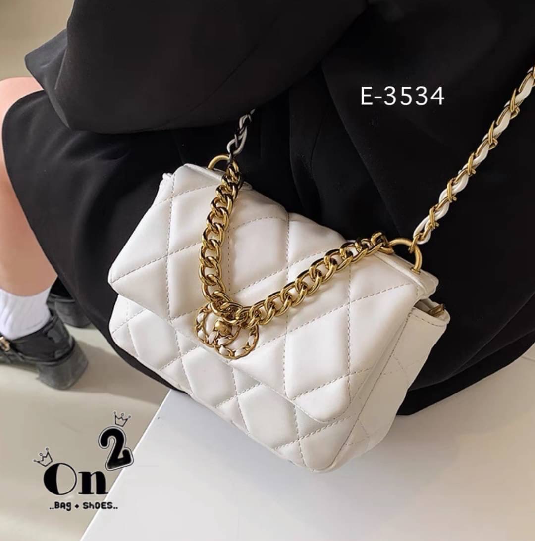 กระเป๋าสะพายไหล่ทรงชาแนล หนังpu งานนิ่ม ทรงสวย สะพายไหล่ หรือสะพายข้างก็เก๋ อะไหล่สีทอง สายโซ่ร้อยหนัง มีหนังรองบ่า สะพายแล้วไม่เจ็บบ่าจ้า