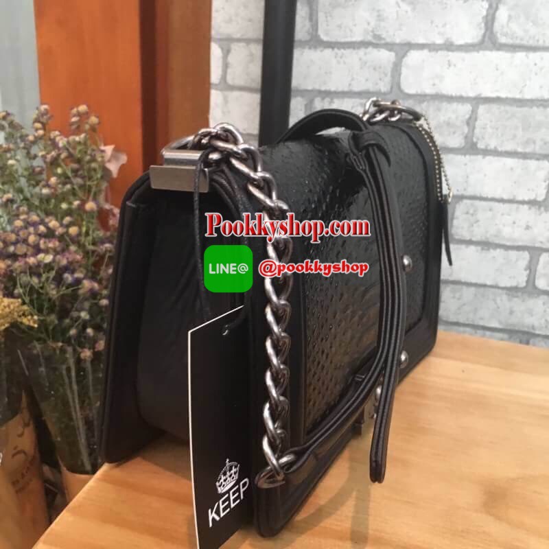 สินค้าขายดี มากี่รอบๆ ก้อหมดเกลี้ยง ทางร้าน ได้กระเป๋า จากแบรนด์ KEEP ทรงเดียวกับ Chanel boy เลย รุ่น KEEP shoulder Luxury small chain bag สวย หรู เท่ มากๆ เลยน๊า กระเป๋าอยู่ทรง ลายหนังจรเข้ สวยงามมากคะ สายโซ่ มีที่รองไหล่ สะพายสบายคะ สายปรับ สั้น ยาวได้ค
