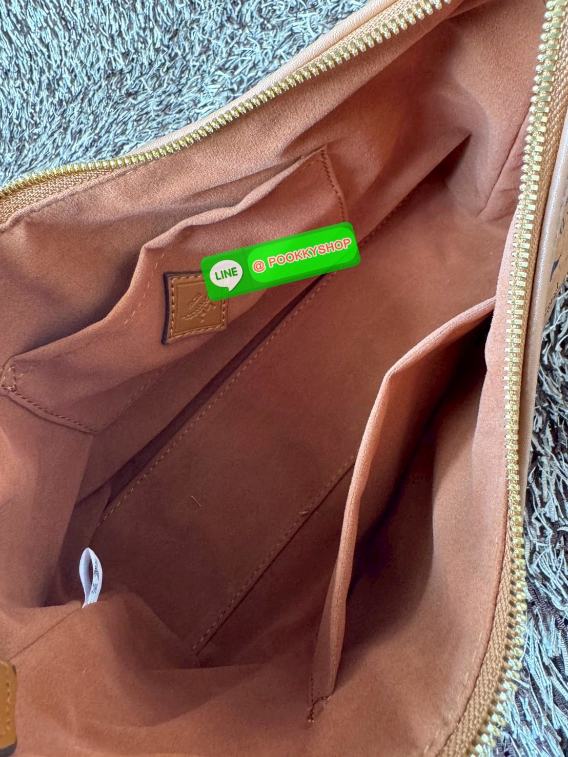 MCM Aren Hobo In Visetos กระเป๋าสไตล์คลาสสิก โดดเด่นด้วยรูปลักษณ์ ที่สามารถสะพายขึ้นไหล่ และยังมีสายสะพายเพิ่มให้1เส้น ต่อเป็นสายยาวสะพายพาดลำตัวได้ ฝากกระเป๋าเปิดปิดด้วยซิป แต่งดีเทลแท็กหนังที่ถอดออกได้และกุญแจพร้อมลูกสลักโลโก้