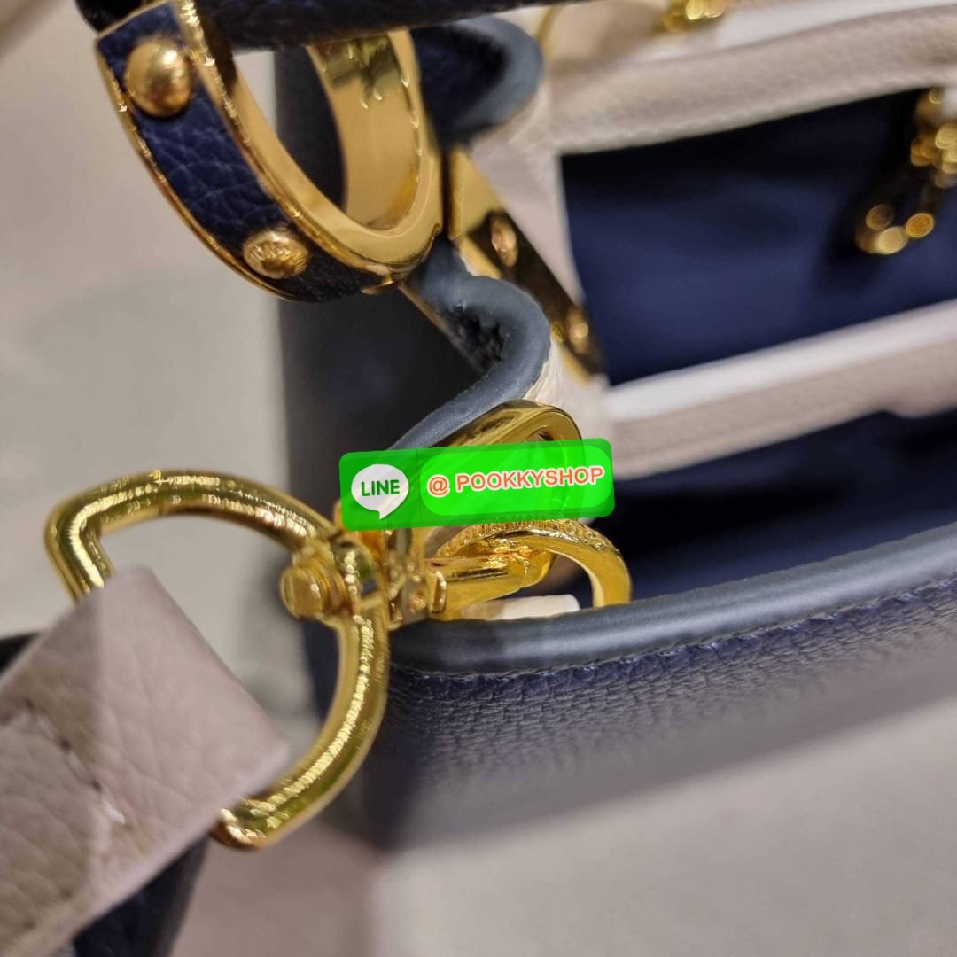 NEW IN!! LV capucines top handle วีไอพีพรีเมี่ยมกิ๊ฟจากเคาน์เตอร์ ที่สุดของความสวยในราคาเบาๆ กระเป๋าถือสุดหรู ดีไซน์ทรงคลาสสิค พร้อมลวดลายหรูหรา มาพร้อมหูจับในตัว ด้วยรูปทรงวินเทจและวัสดุหนังลูกวัว สัมผัสดี ขับผิว ทำให้ไอเท็มนี้สะกดทุกสายตาจริงๆ และยังมีล