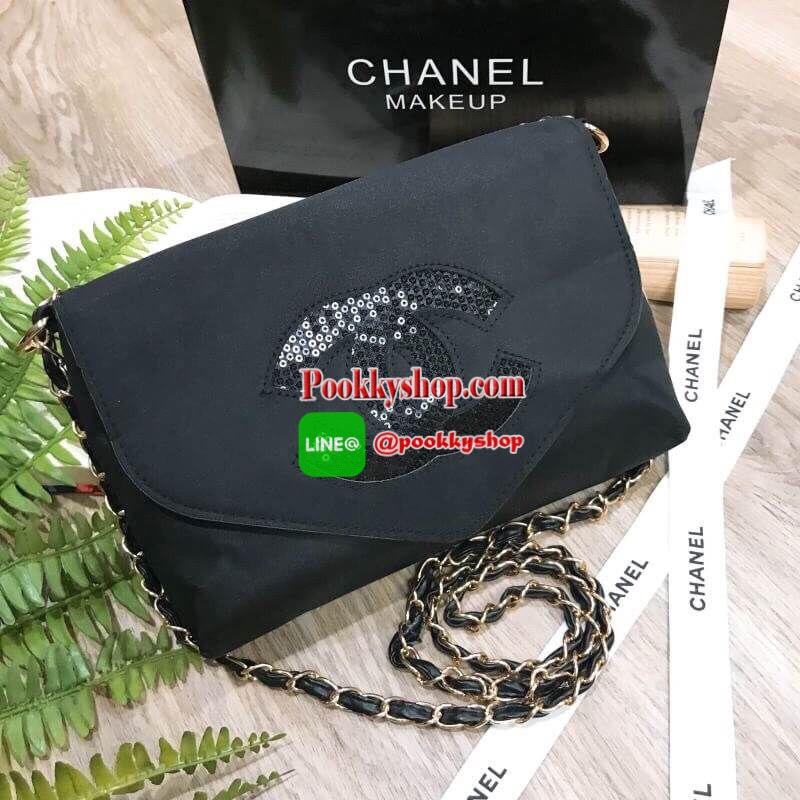 ห้ามพลาดรุ่นใหม่ล่าสุด! Chanel Envelope Cosmetic Bag With Chain VIP Gift With Purchase (GWP) พรีเมี่ยมเเท้จาก Chanel Cosmetic Counter ดีไซน์รูปซองจดหมายวัสดุ Nylon&Polyester 100% อยู่ทรงสวยด้านหน้าประดับโลโก้แบรนด์วิ้งๆสวยหรูดูดี เปิดปิดด้วยฝาปิดพร้อมซิปแ
