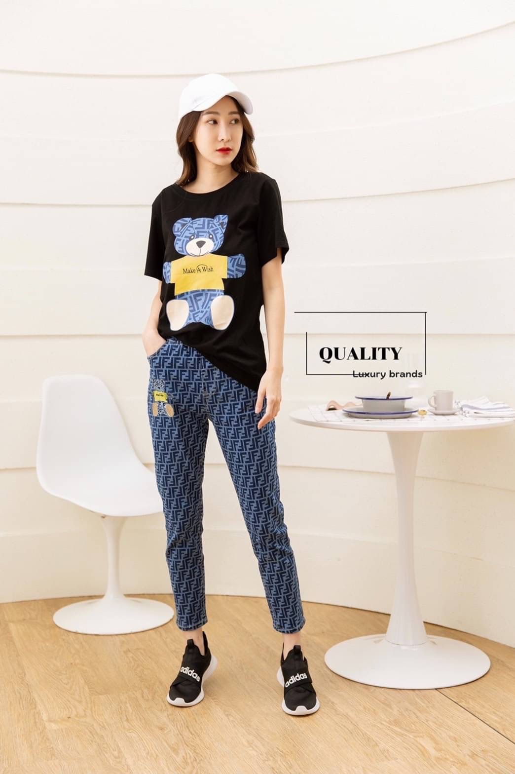 พร้อมส่ง!!! Set jeans เสื้อ+กางเกงขายาว Fendi งานป้าผ้ายืดกระชับได้ผ้าดีมาก ใส่สบาย กางเกงยีนยืดปักโลโก้ เอวสป๊อต มีกระเป๋า 2 ข้างใส่สบาย รีบจัดแนะนำเลย การันตีคุณภาพดีสุด 10/10 lable Fendi