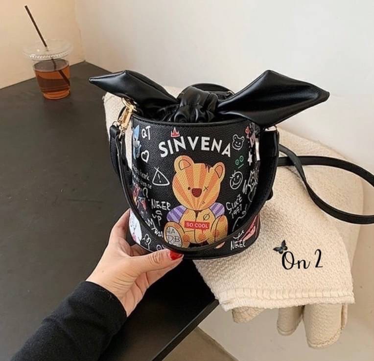 กระเป๋าสะพายทรงถัง หนังพิมพ์ลาย เปิดปิดแบบหูรูด อะไหล่ทอง มาพร้อมสายสะพายยาวครอสบอดี้ งานน่ารักมากค่ะ
