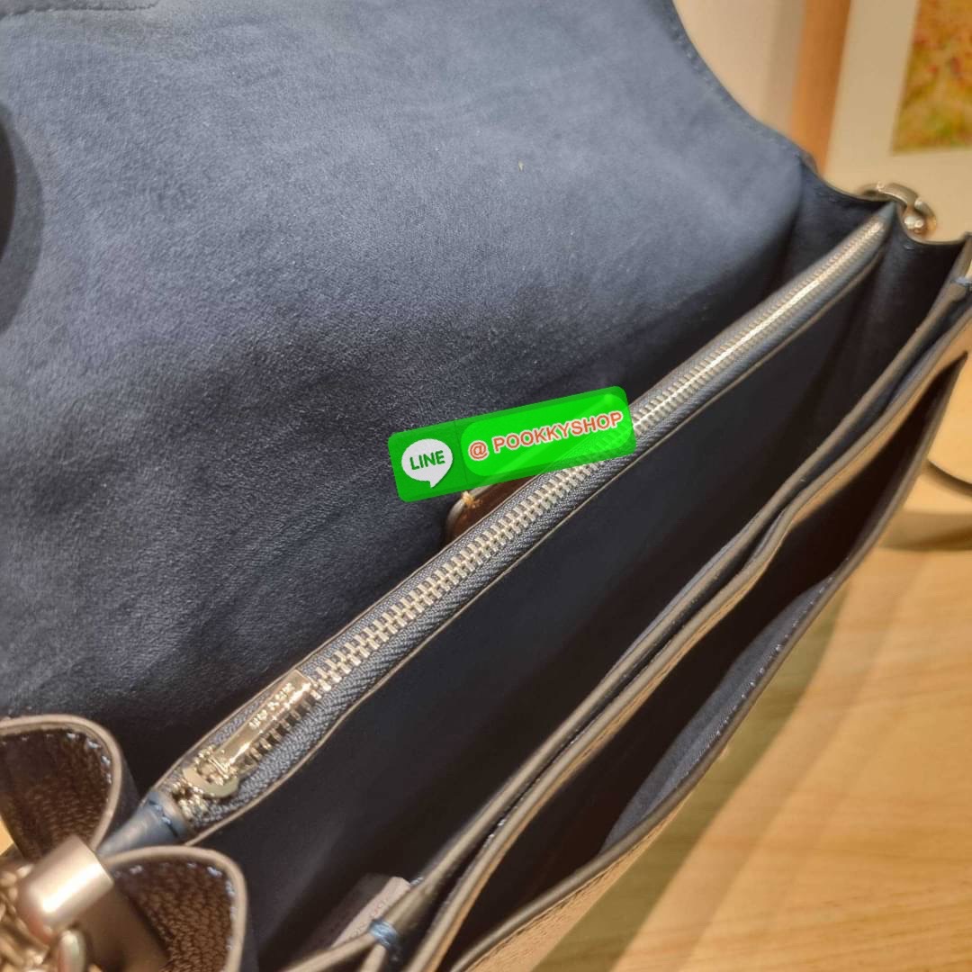 COACH CH735 TABBY SHOULDER BAG 26 🔆 Details ดีไซน์ใหม่ปี 2023 กับกระเป๋าสะพายไหล่สุดฮอต วินเทจย้อนยุค สวยคมชัด คลาสสิคใช้ได้ทุกลุค เปิด-ปิดด้วยแม่เหล็กในตัว รับรองแน่นหนา ด้านหลังมีช่องแยก ภายในเป็นช่องโล่ง ขนาดกำลังสวย มีสายสะพายมาให้ถึง 2 แบบ สา