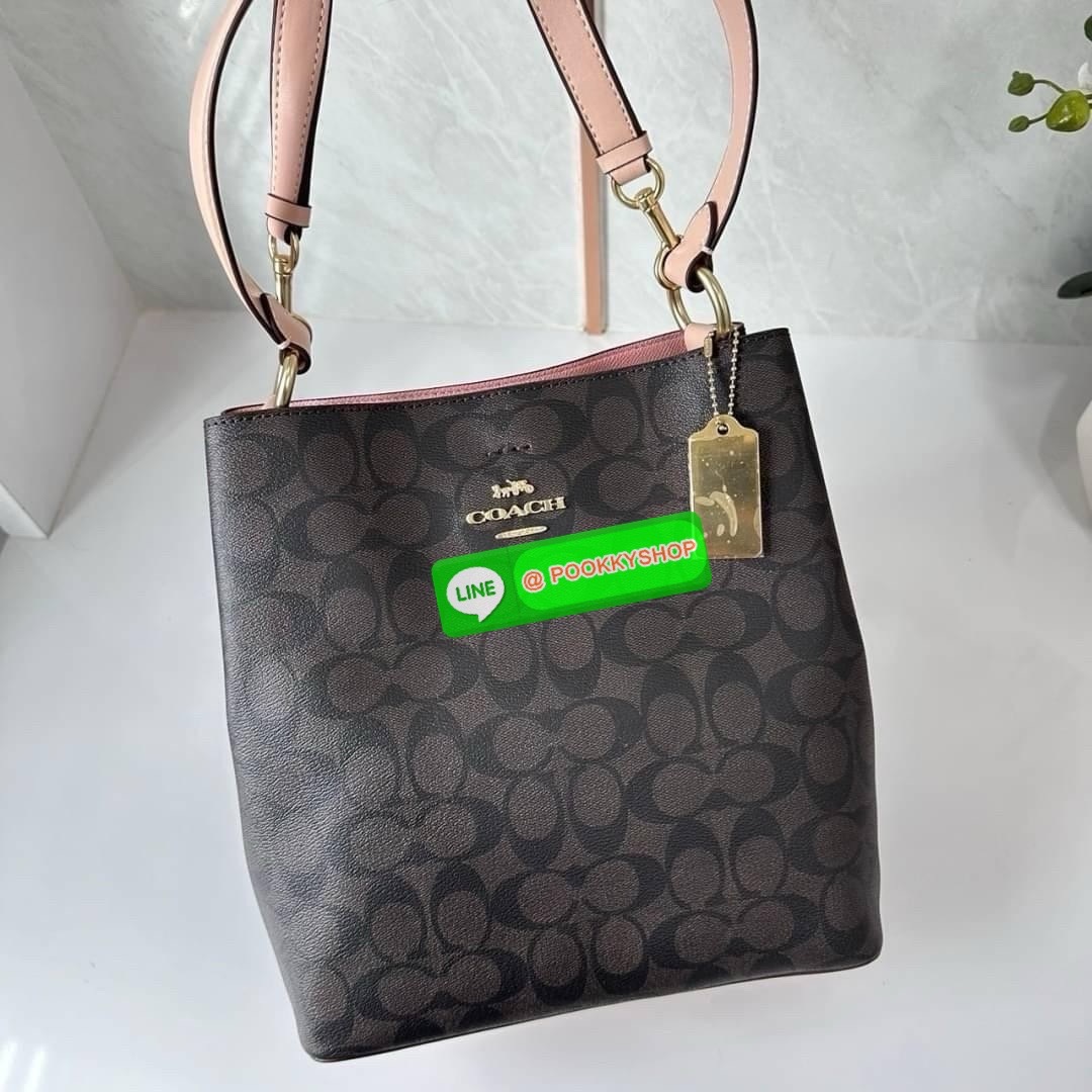 COACH TOWN BUCKET BAG IN SIGNATURE CANVAS (COACH 91512) 🔖 กระเป๋าสะพาย/ถือบัคเกต รุ่นคลาสสิคตลอดกาลไม่เอ้าท์ 🔖วัสดุ: แคนวาส ตัดหนังแท้ 🔖เปิด-ปิด กระเป๋าด้วยกระดุมแม่เหล็ก ภายในช่องโล่ง มีช่องซิปแบ่งตรงกลาง แยกเก็บของได้อย่างเป็นสัด