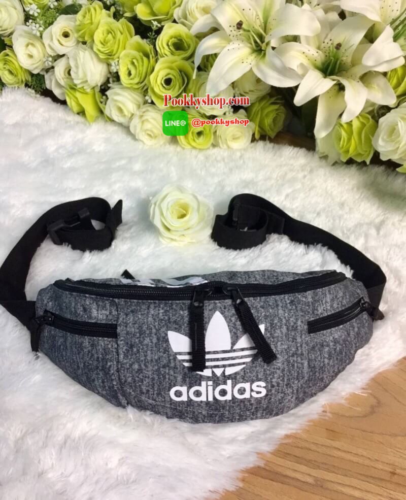 พร้อมส่ง ..... Adidas Originals National Waist Pack Factory กระเป๋าคาดอกและเอว เป็นอีกรุ่นที่ได้รับความนิยมเป็นอย่างมาก ด้วยแบบและดีไซน์ขนาดที่พอเหมาะ ใช้ได้ทุกเพศทุกสไตล์ กระเป๋าทำจากผ้าไนลอนลื่น น้ำหนักเบา ขนาดกำลังดี ดีจุของได้เยอะคะ เปิด-ปิดด้วยซิป ด้