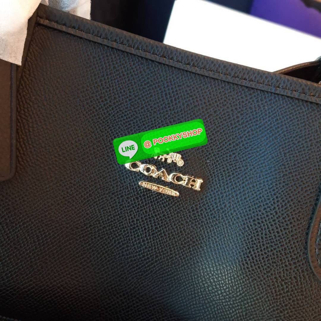 COACH F36658 REVERSIBLE CITY TOTE IN SIGNATURE CANVAS WITH POUCH Best seller!! ขายดีที่สุด!! กระเป๋าทรงโท้ท กลับด้านใช้ได้ 2IN1 สองโทนสีที่ลงตัว เปลี่ยนลุคใช้ได้ไม่ซ้ำ วัสดุหนังแคนวาสเคลือบลาย มาพร้อมกระเป๋าคล้องใบเล็ก คุ้มค่าที่สุด จุของได้ไม่ต้องยั้ง ใบ