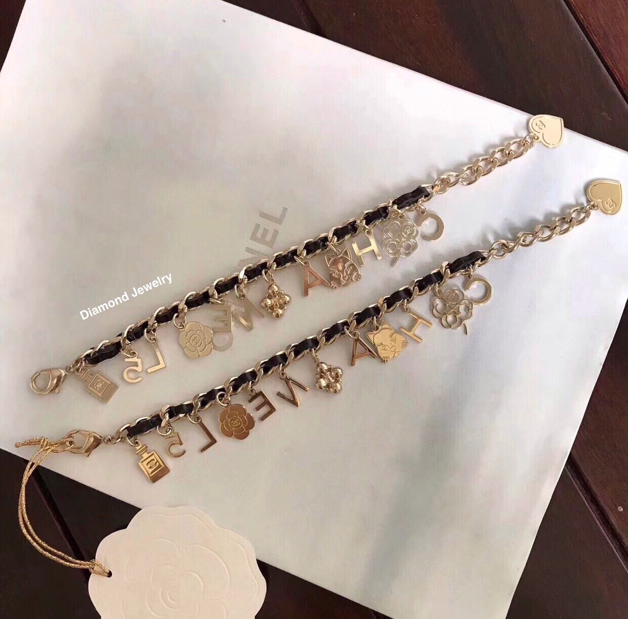 มาเพิ่มแล้วคะ Hi-End Quality !!!! Chanel Bracelet สร้อยข้อมือชาแนล งานซุปเปอร์ไฮเอนคะ อะไหล่ แสตนเลส งานเกรดแพงที่สุดในตลาด น้ำหนักใกล้เคียงของจริงที่สุด งานอย่างดี อะไหล่เงาวับ วิ้งมาก หอมกลิ่นหนังแท้ทุกตัว สั่งผลิตจากต้นแบบแท้ ดาราเซเลปใส่กันแทบทุกคน ใส