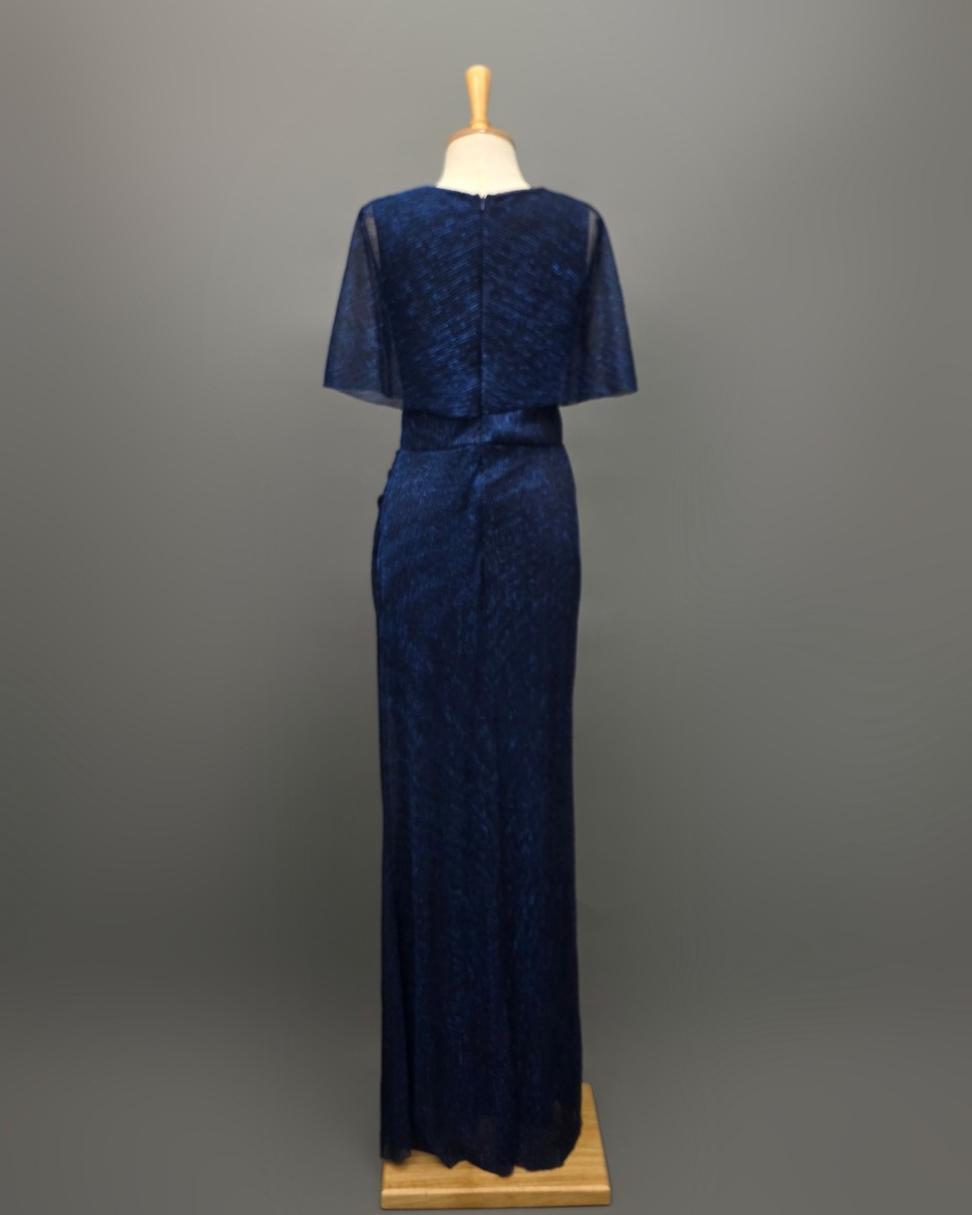 เดรสแฟชั่น เดรสเสื้อคอกลมแขนกุด ดีเทลเป็นเสื้อคลุมไหล่ในตัว กระโปรงทรงสอบจับเดรป