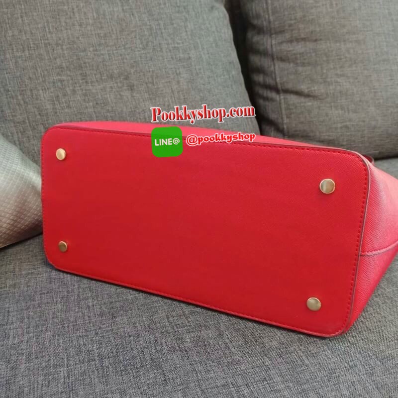 รุ่นขายดี กลับมาพร้อมส่งอีกครั้งคะ!!! KATE SPADE รุ่น CEDAR STREET MEDIUM HARMONY BAG ของแท้ กระเป๋าแบรนด์ KATE SPADE CEDAR STREET MEDIUM HARMONY BAG กระเป๋าสะพายทรง Tote Bag หนัง Saffiano สวยหรูอยู่ทรง ด้านหน้าประดับโลโก้สีทองสวยหรู ภายในมีช่องซิปและช่อง