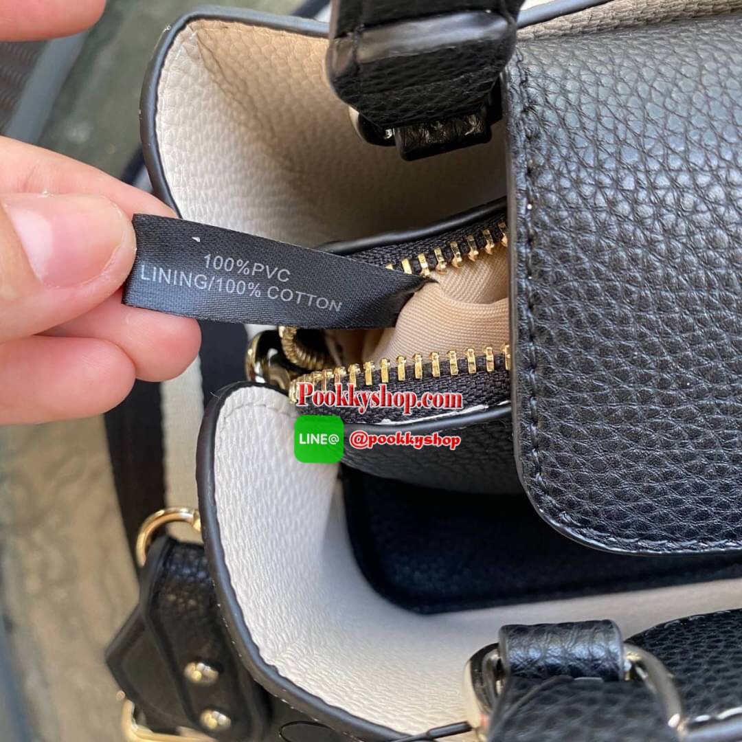 Guess Aretha Mini Satchel กระเป๋าขนาดกระทัดรัด วัสดุทำจากหนัง PU สังเคราะห์นุ่มมือมาก น้ำหนักเบา โลโก้แบรนด์สีทองด้านหน้าดูหรูหรา สายผ้าแคนวาสถอดได้ ด้านในแบ่งเป็นสัดส่วน มีซิป น่ารักมากๆค่ะรุ่นนี้