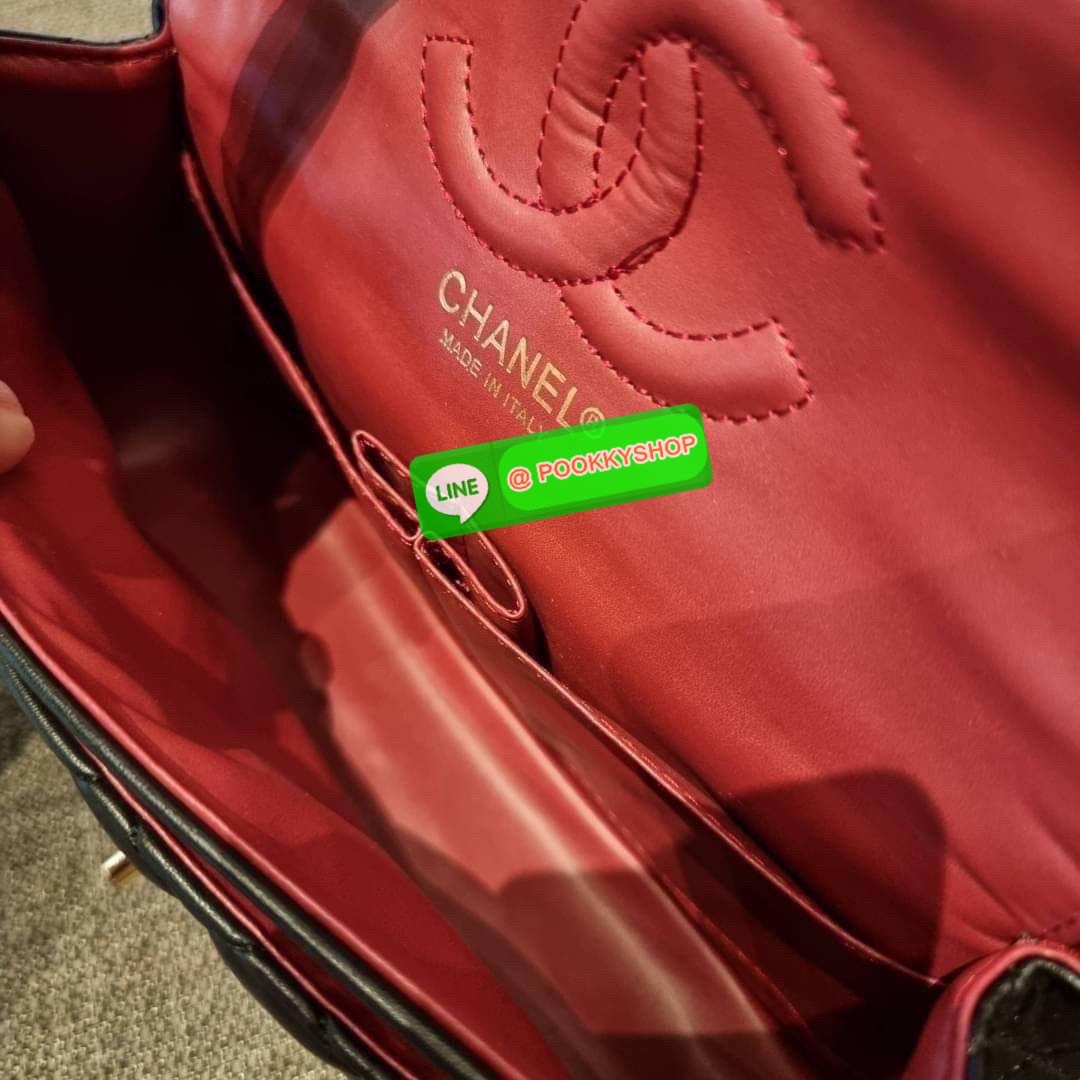 RESTOCK!! HOT ITEM!! Chanel premium for gift กระเป๋าสะพายหนังสังเคราะห์ลายคาร์เวีย อะไหล่พร้อมโซ่สะพายสีทอง ตัดกับกระเป๋าได้อย่างลงตัวและโดดเด่น เปิด-ปิดกระเป๋าด้วยตัวบิดล็อค ภายในกระเป๋ามีฝาปิดอีก 1 ชั้น บุหนังสีแดงโลโก้เด่น คม ชัด!! มีช่องโล่งกว้างจุของ