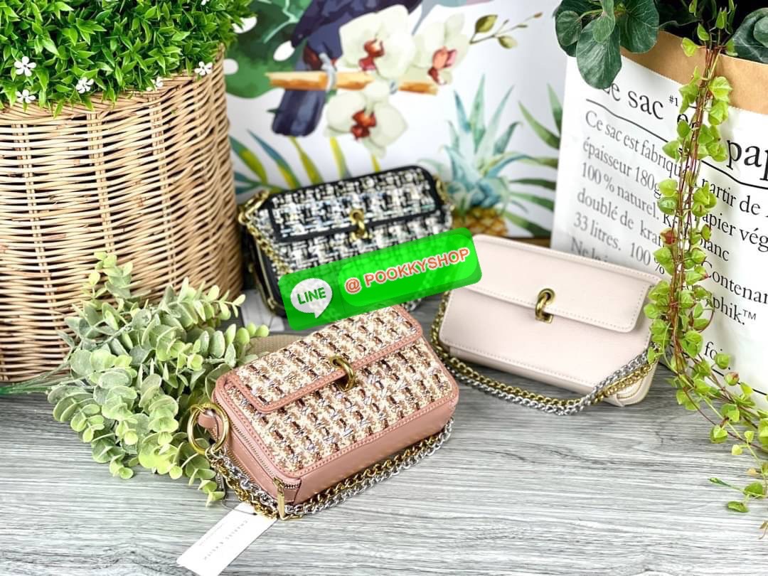 Charles & Keith Tweed Boxy Crossbody Bag กระเป๋าดีไซน์ทรงกล่องแต่ลายผ้าทวิต(สีชมพู,ดำ) ใส่ iPhone 12 Pro Max ได้ ใช้เป็นกระเป๋าเงินและกระเป๋าสะพายในใบเดียว รุ่นนี้วางอยู่ทรง สามารถใช้งานได้ 3 แบบ 1.สายโซ่ 2.สายหนัง 3.สายโซ่ต่อสายหนังสะพายแบบครอสบอดี้ สีสว