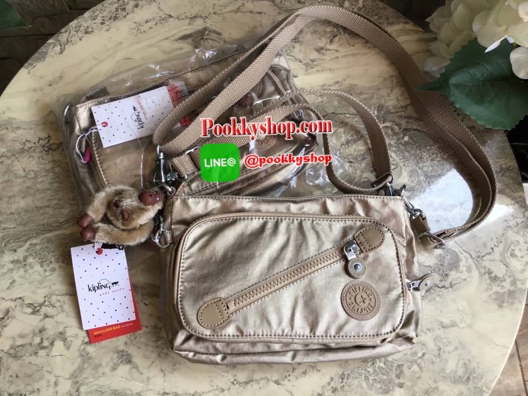 Kipling milos crossbody bag (K13696) กระเป๋าสะพายข้าง crossbody ขนาดกำลังดี มี 2 สาย สายสะพายสั้น ถือเป็นทรงพอรช์(pochette)ถอดเปลี่ยนสลับกับสายยาวได้ มีช่องซิปใช้งาน3ช่อง 2ช่องใหญ่ภายในมีเล็กแยกเป็นสัดส่วน ใส่มินิไอแพค กระเป๋าสตางค์ยาวได้ ด้านหน้ามีช่องซิ