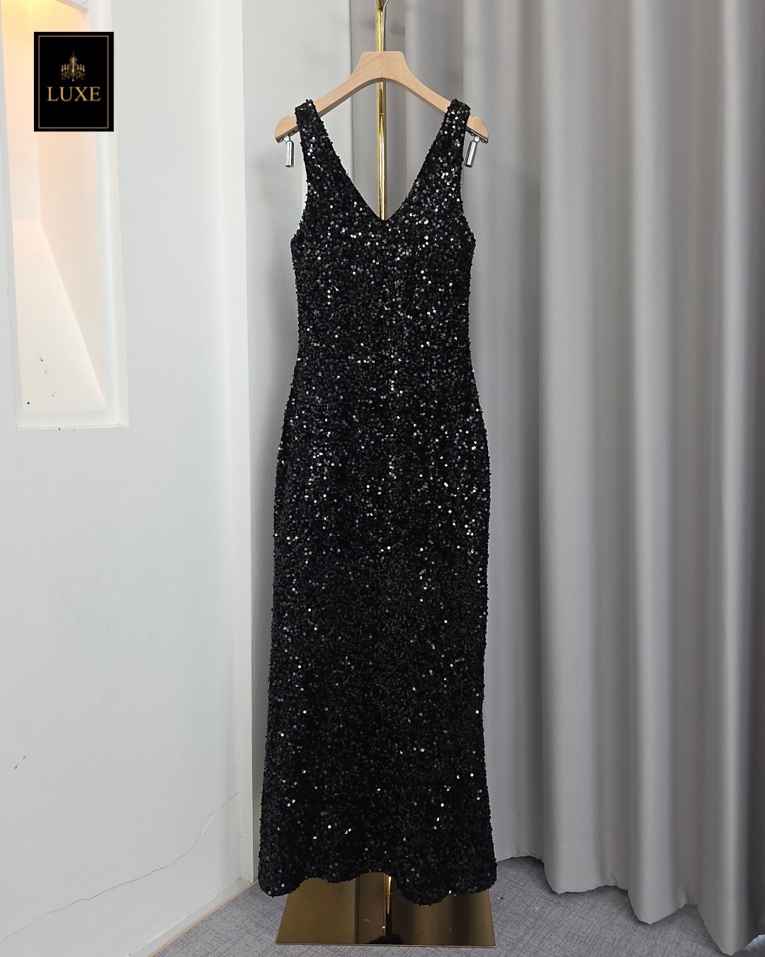 เดรสแฟชั่น เดรสเสื้อคอวีแขนกุด ทรงเข้ารูป