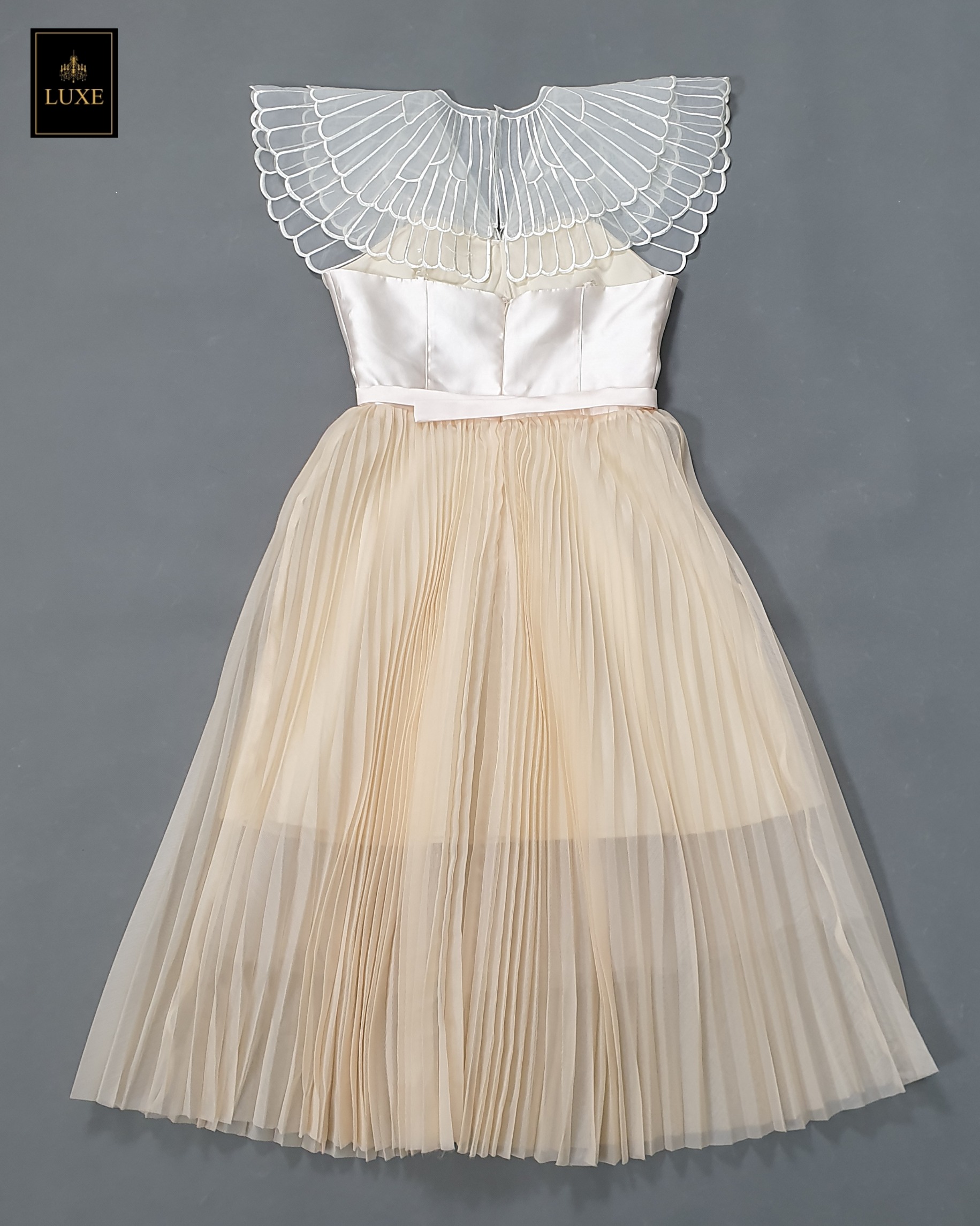 เดรสแฟชั่น เดรสเสื้อคอวีผ้าดัตเชสทวิล ปักลายผีเสื้อสีขาว กระโปรงผ้าออแกนดี้อัดพลีท