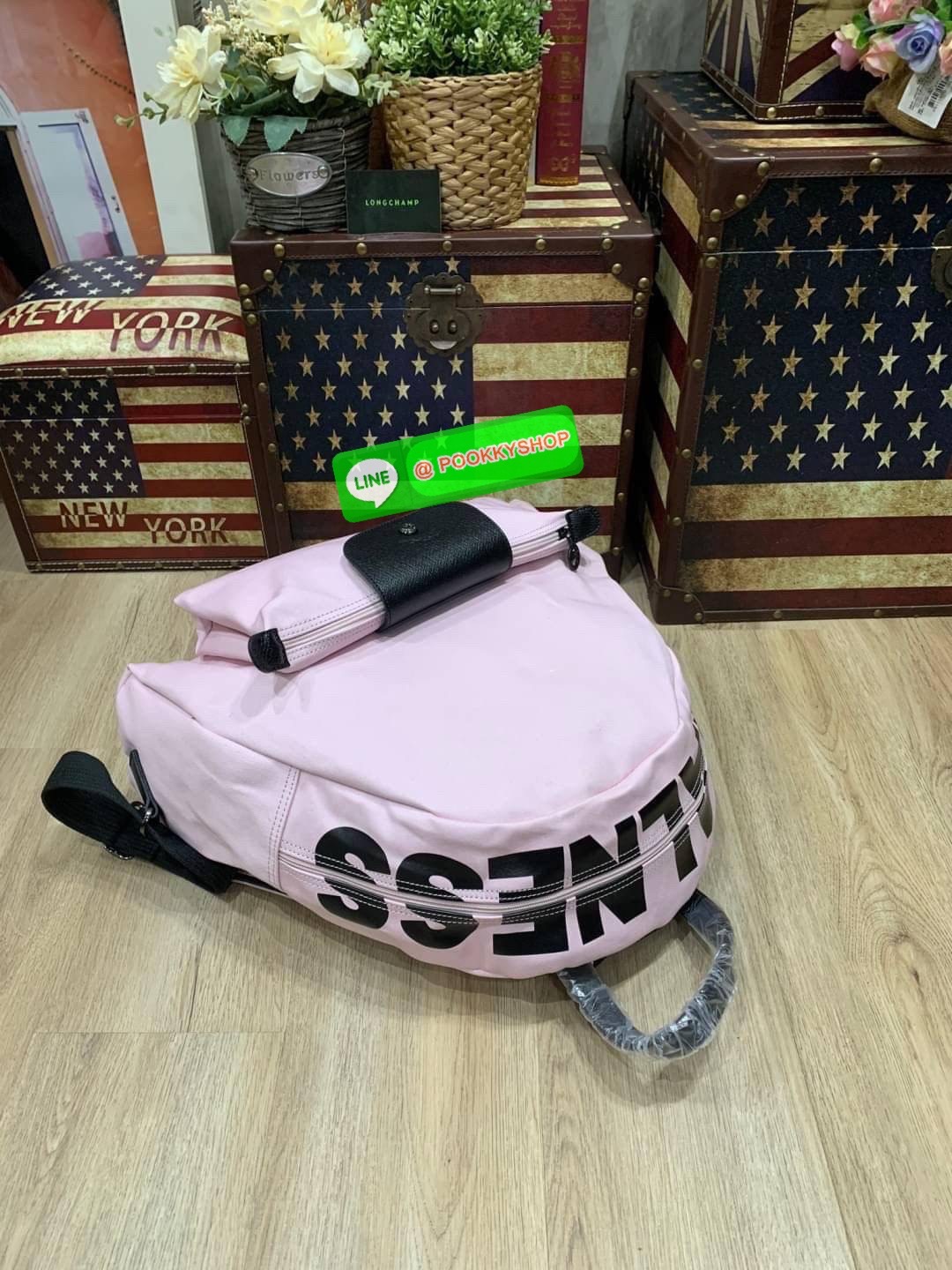 Longchamp by shayne oliver Backpack คอลเลคชั่นแบบลิมิเตทแบบเท่ๆ ที่ออกแบบโดย Shayne Oliver นักดีไซน์เนอร์ชื่อดังระดับโลก ด้วยรูปทรงกระเป๋าเป้ที่ออกแบบมาไม่เหมือนใคร สามารถจัดเป็นกระเป๋าใบใส่เสื้อผ้าได้อีกใบ ด้วยรูปทรงที่กว้างทำให้ใส่ของได้เยอะจุใจ กระเป๋า